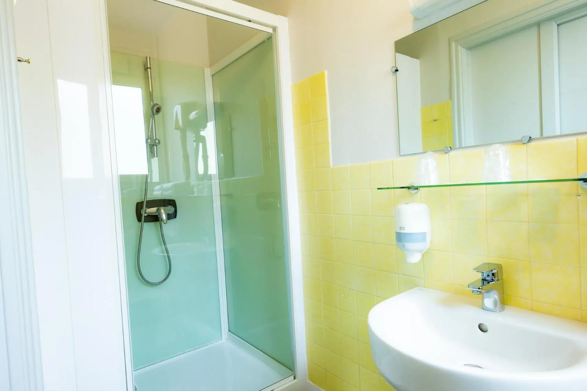 Quadruple Room with Shower in Logis Hotel Du Chateau