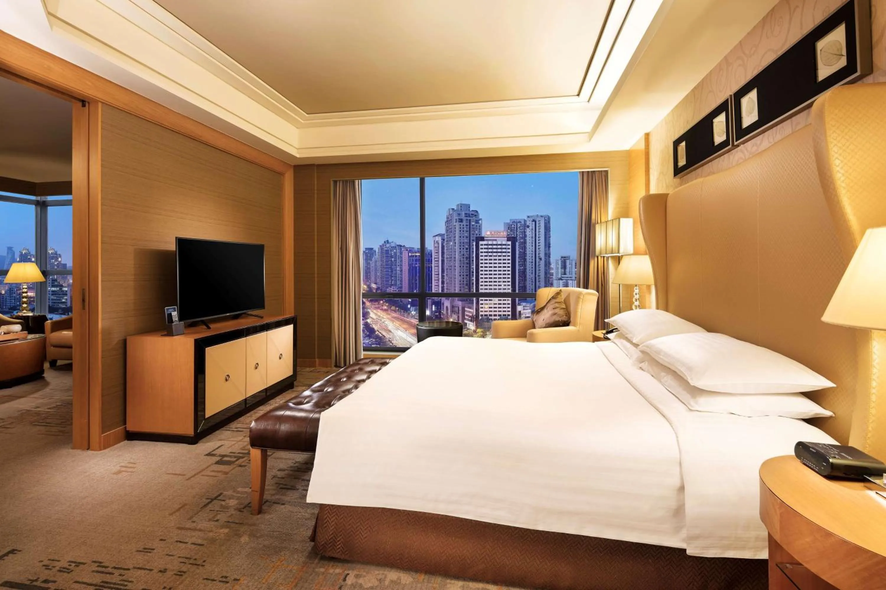 Junior King Suite in Hilton Xiamen, Lobby Links to Metro&shopping mall, Near train station
