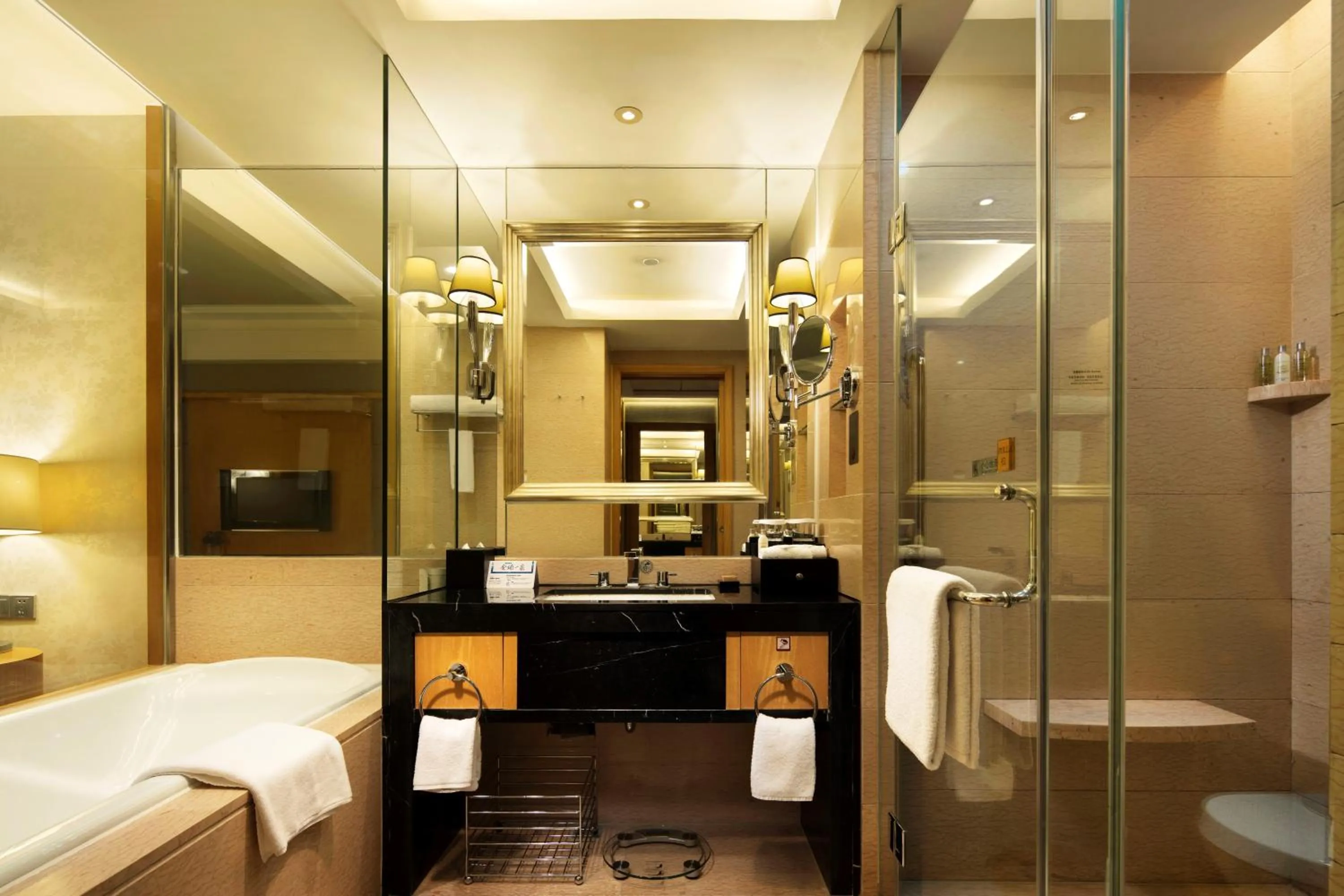 Premium King Room in Hilton Xiamen, Lobby Links to Metro&shopping mall, Near train station