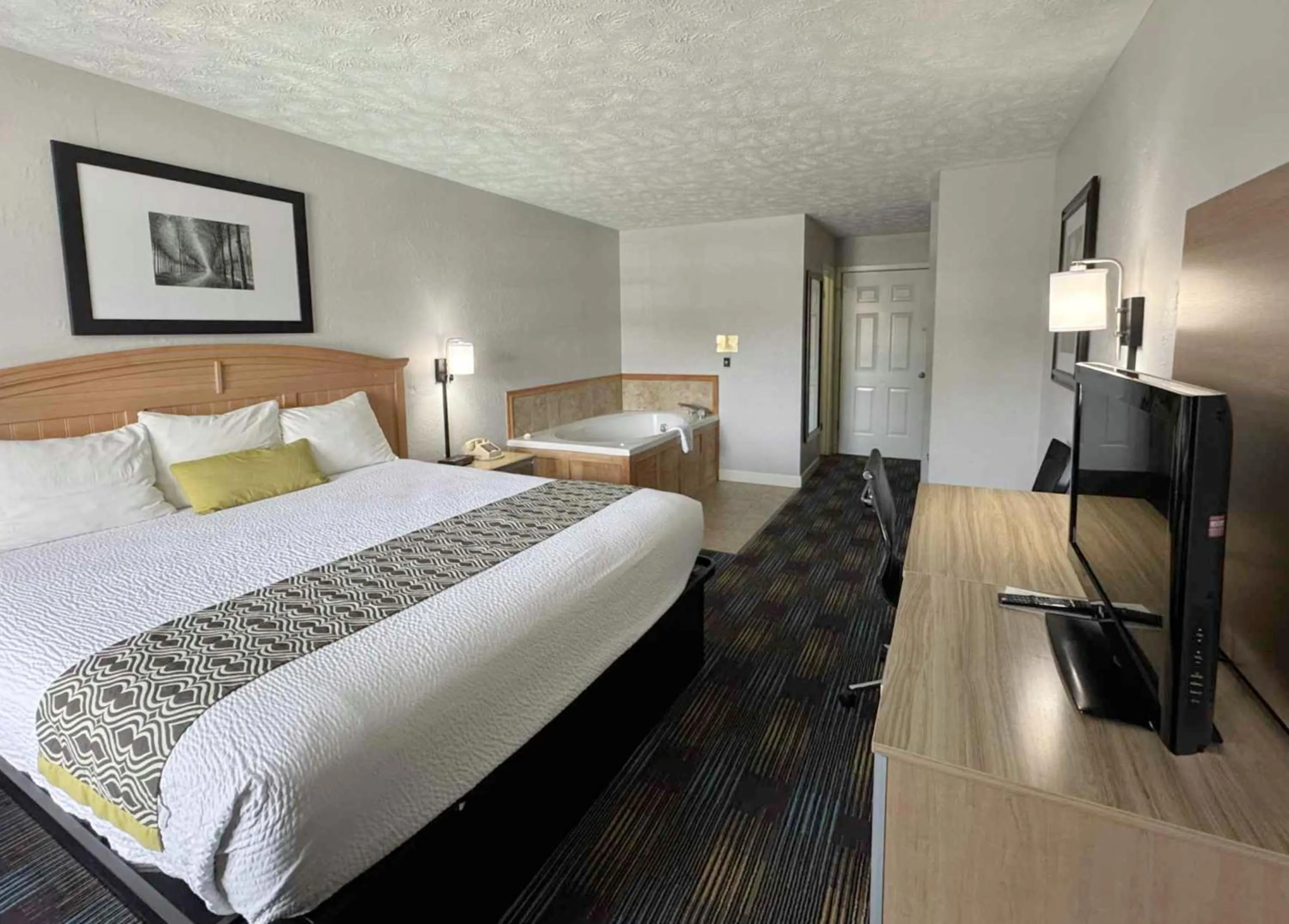 King Suite with Spa Bath in Mountain Aire Inn Sevierville - Pigeon Forge