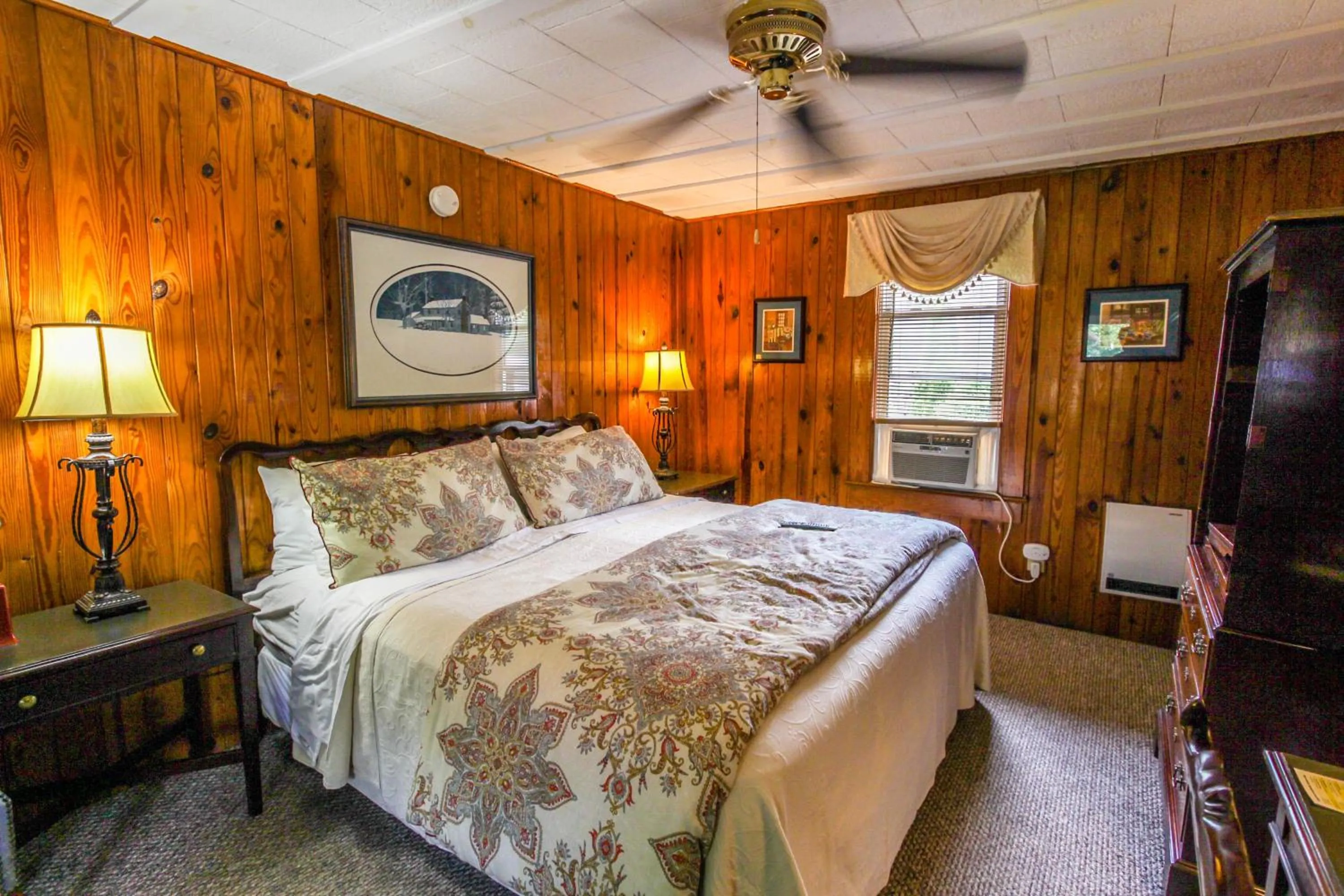 Standard King Room in Mountainaire Inn and Log Cabins