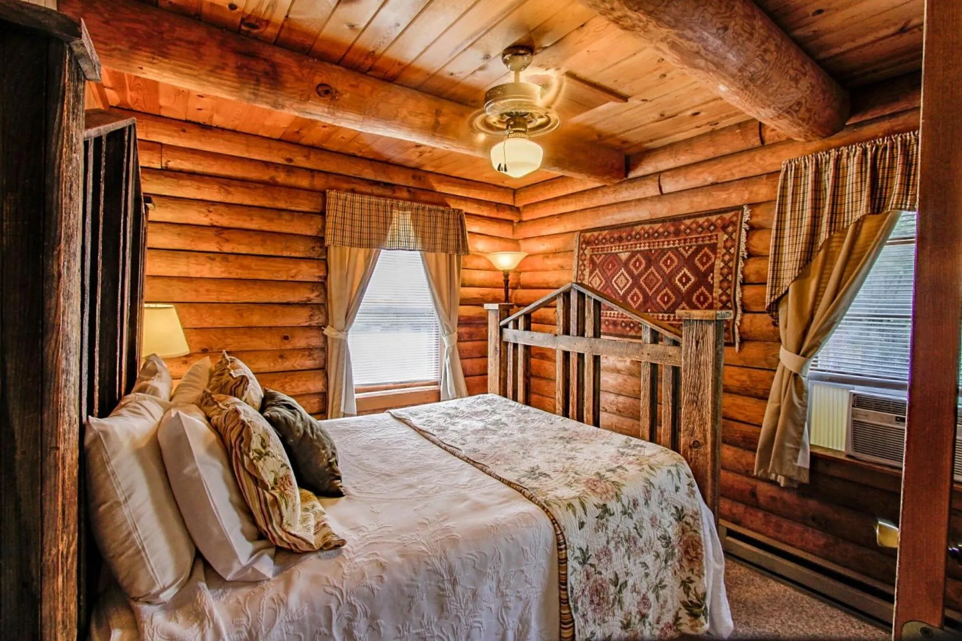 Two-Bedroom Cottage in Mountainaire Inn and Log Cabins