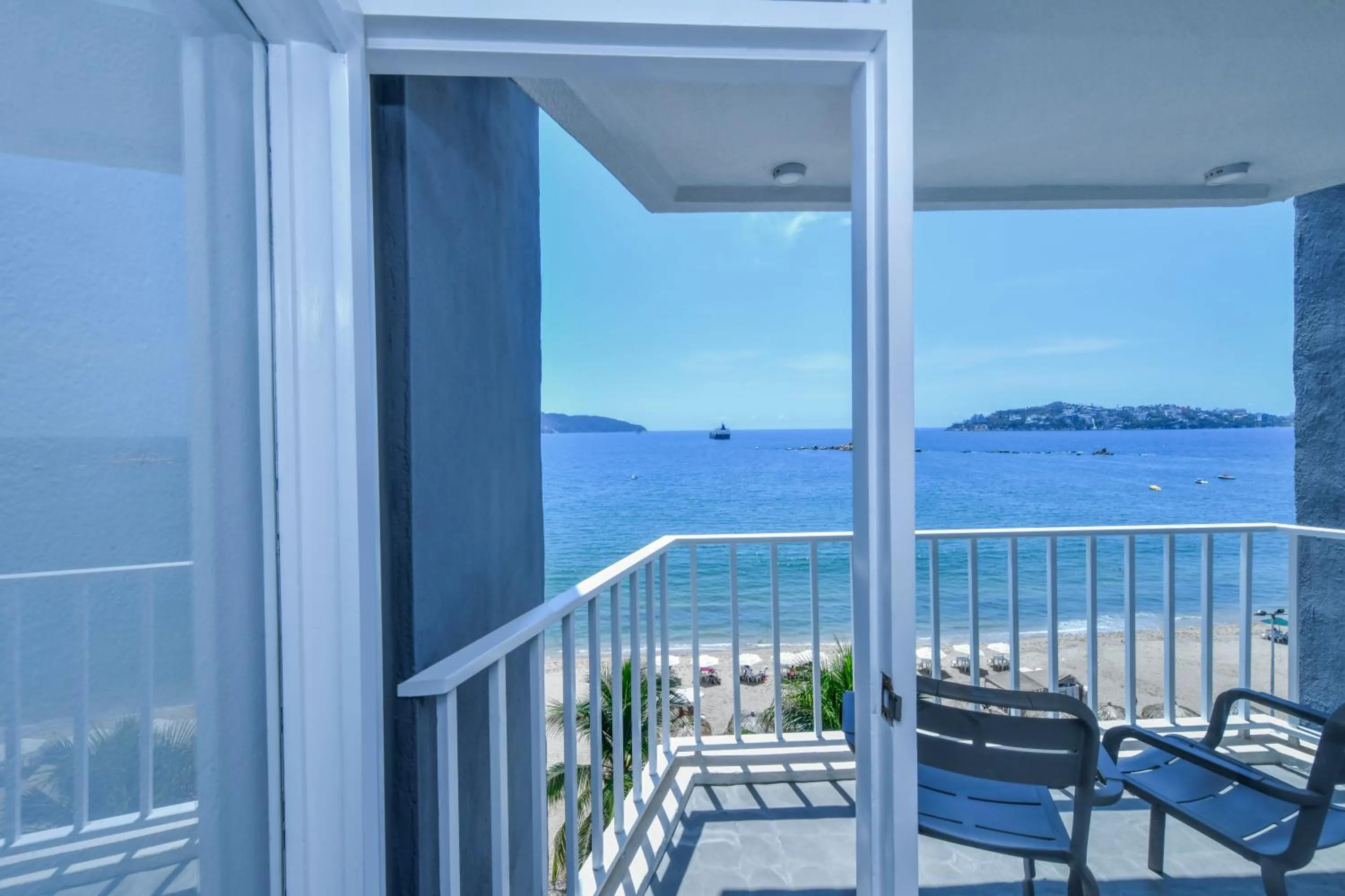 King Room with Sea View in Krystal Beach Acapulco