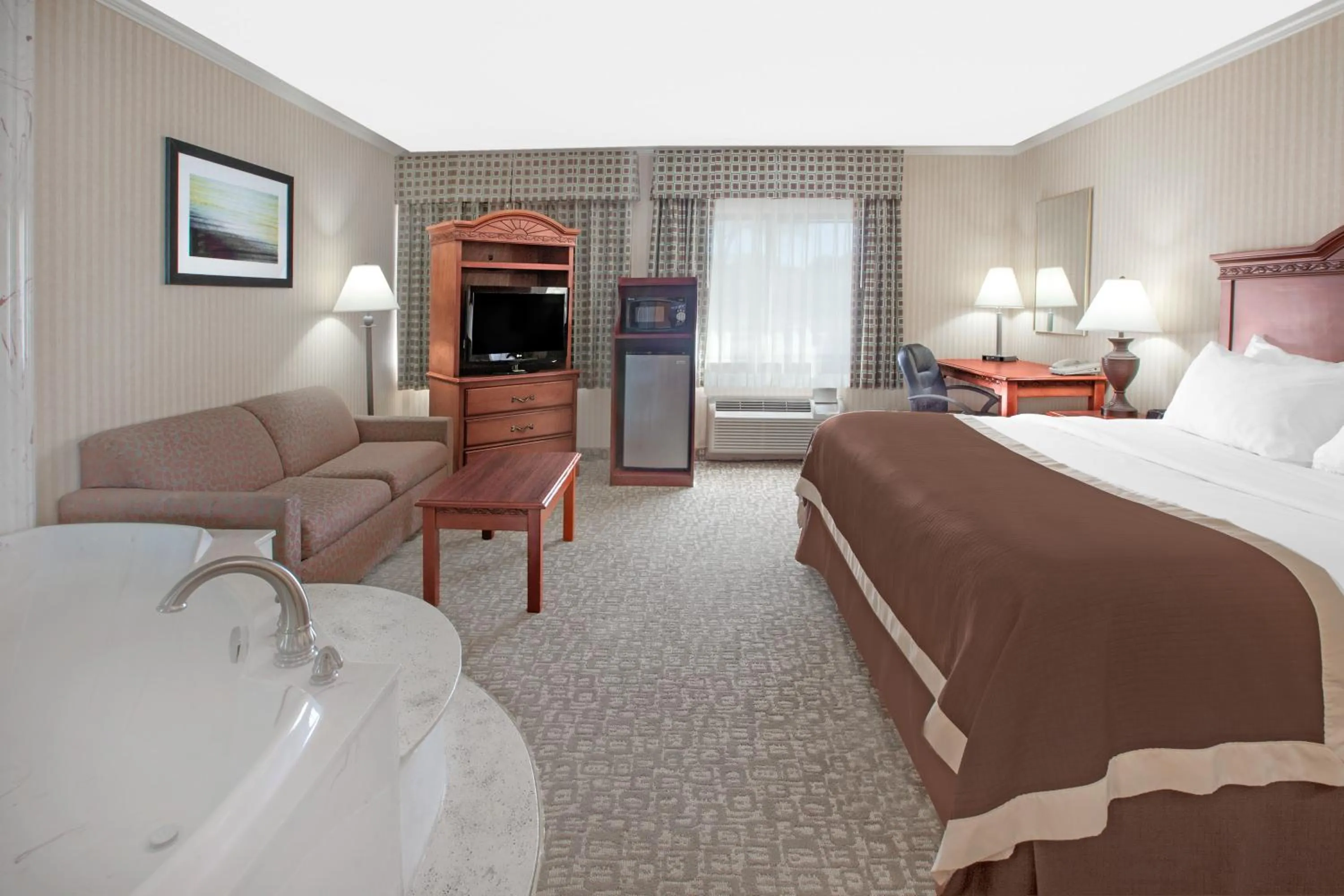 King Suite with Jetted Tub - Non-Smoking in Baymont by Wyndham Jackson