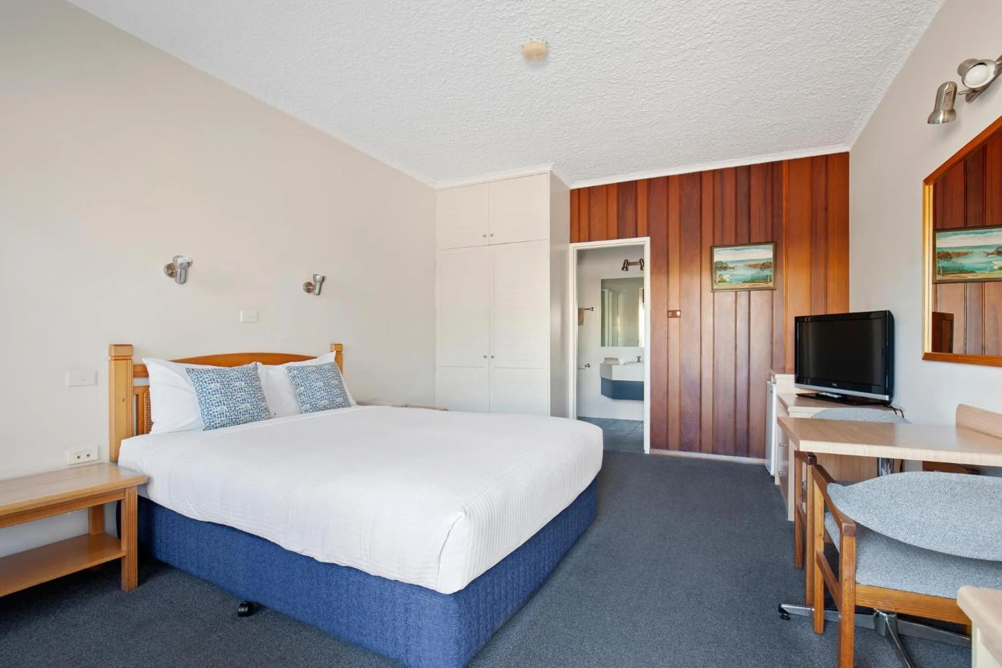 Standard Queen Room in Banjo Paterson Motor Inn