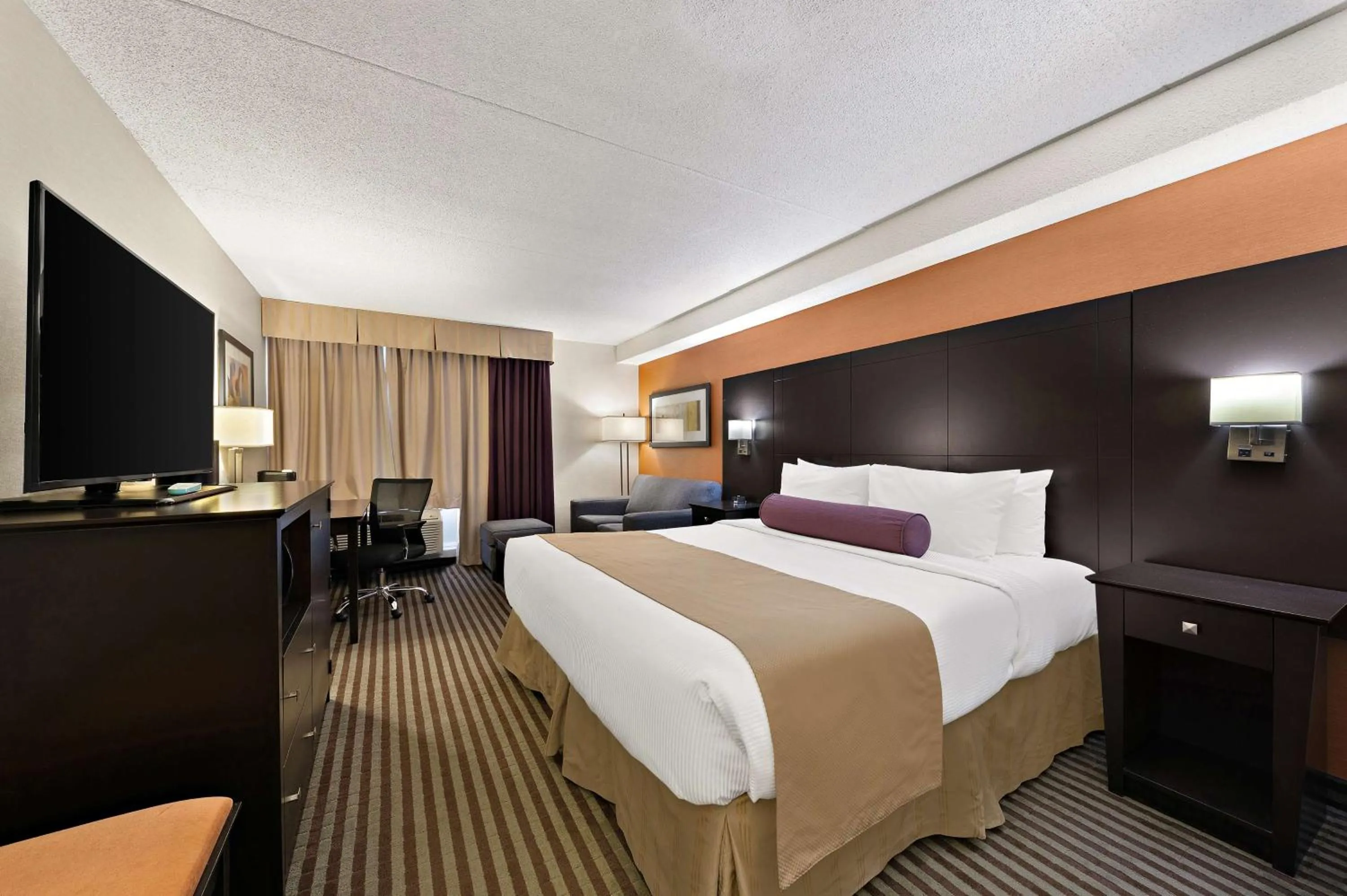 King Room with Sofa Bed in Best Western Plus Toronto North York Hotel & Suites