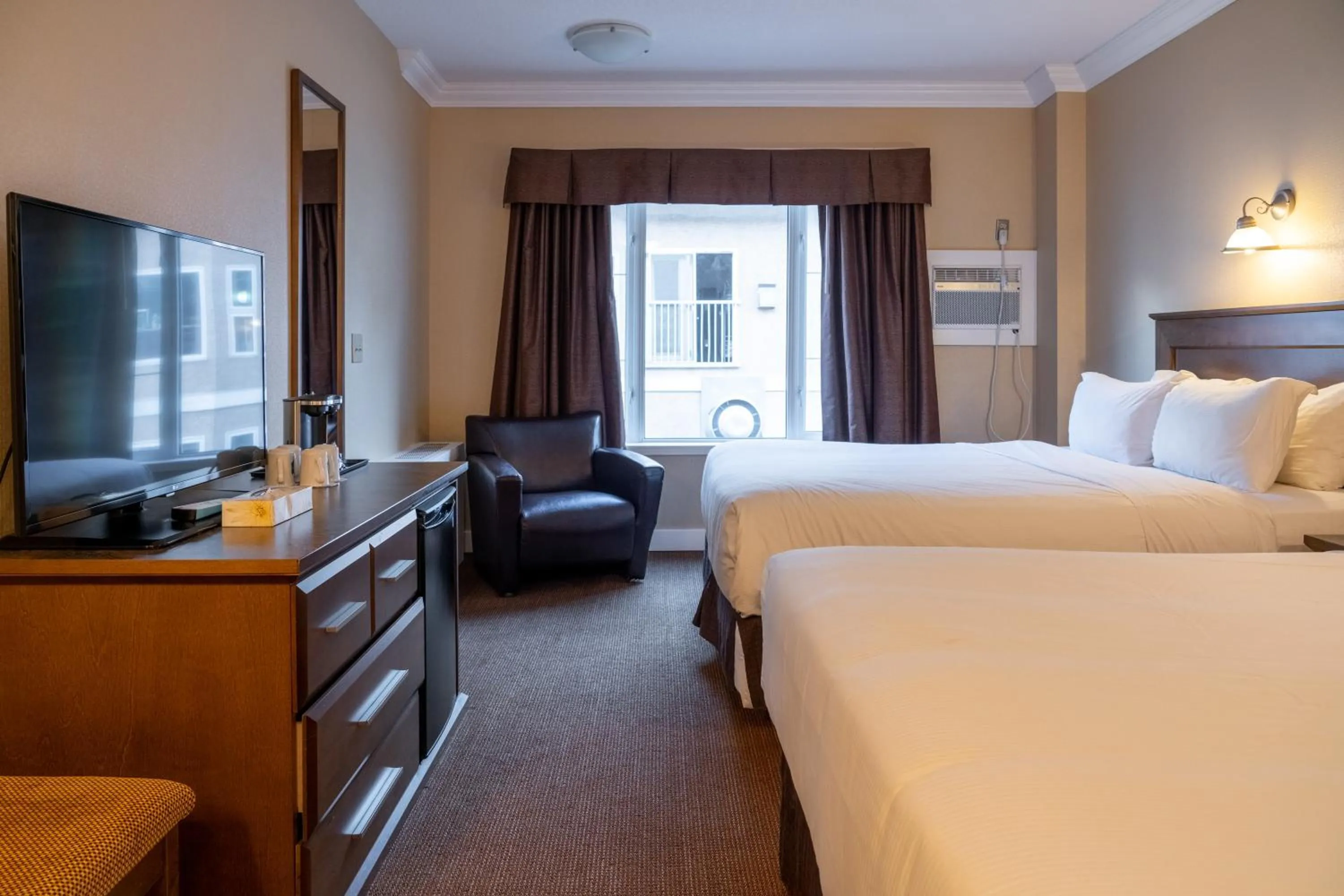 Standard 2 Queen Room in Irwin's Mountain Inn