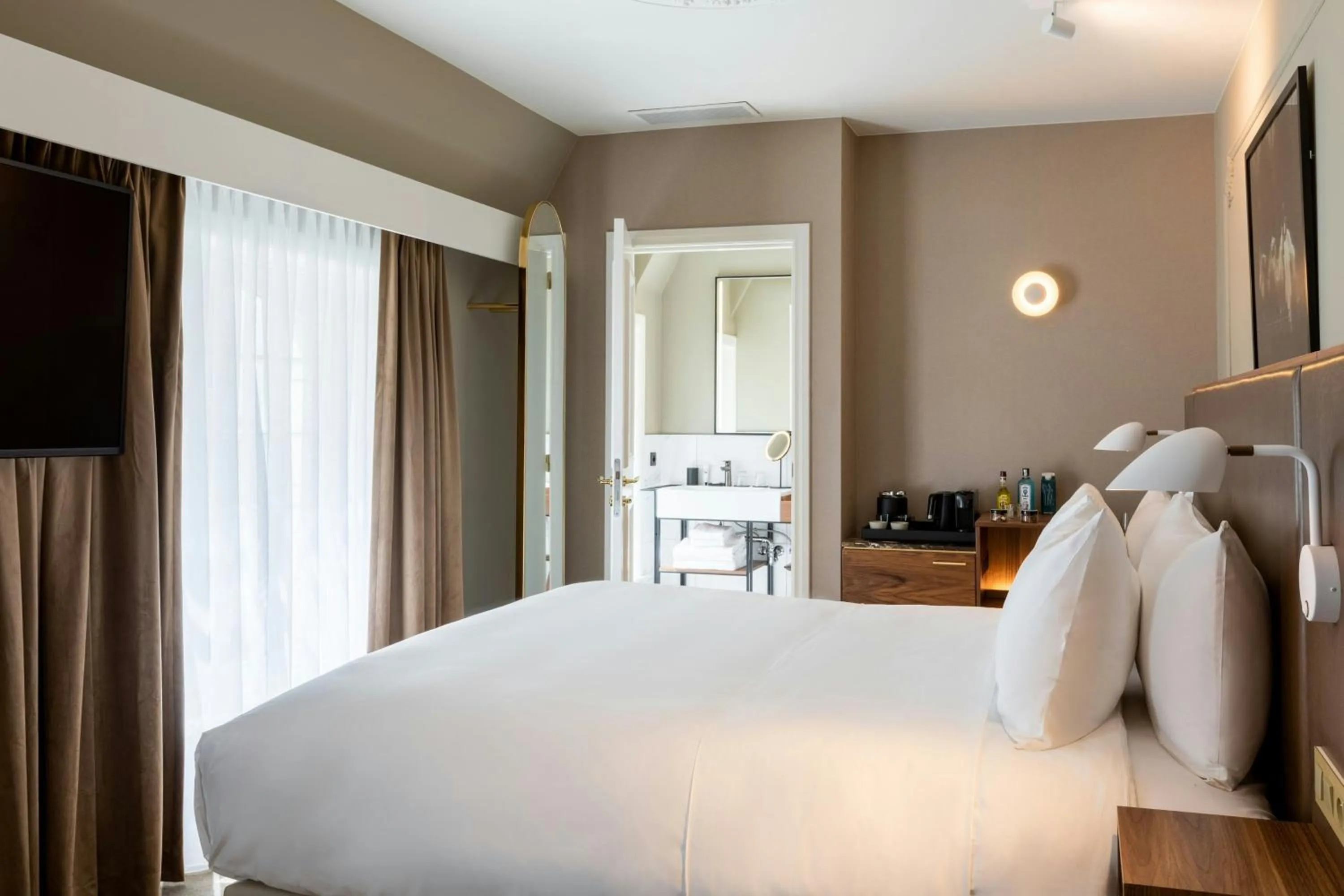 Emerald King Guest Room in Sapphire House Antwerp, Autograph Collection