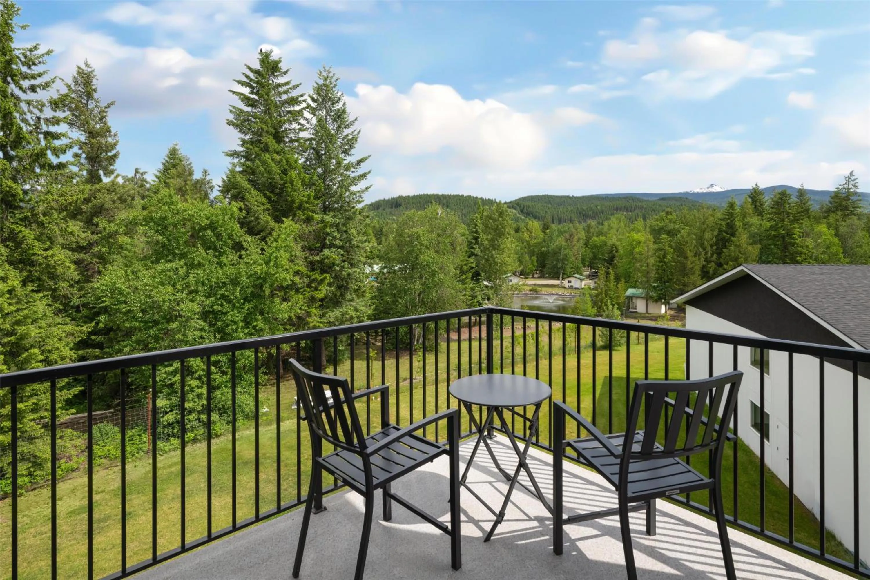 King Suite with Sofa Bed and Balcony in Best Western Plus Gateway to the Falls