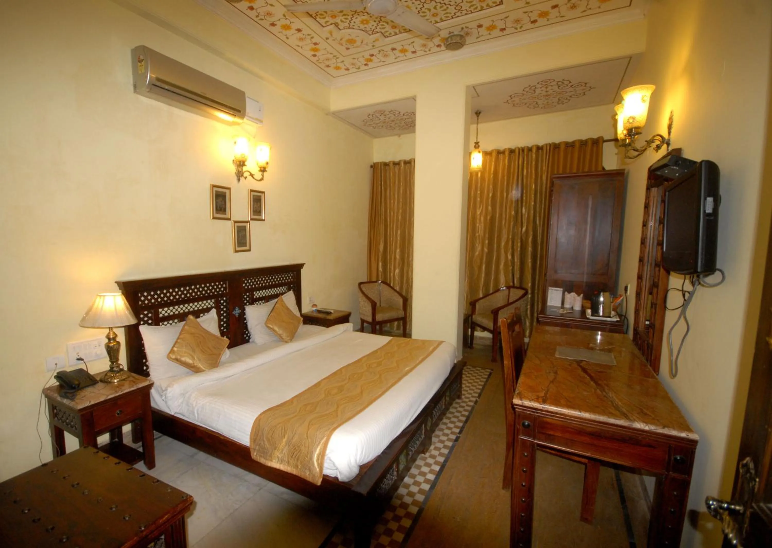 Deluxe Room in Rajputana Haveli - Jaipur