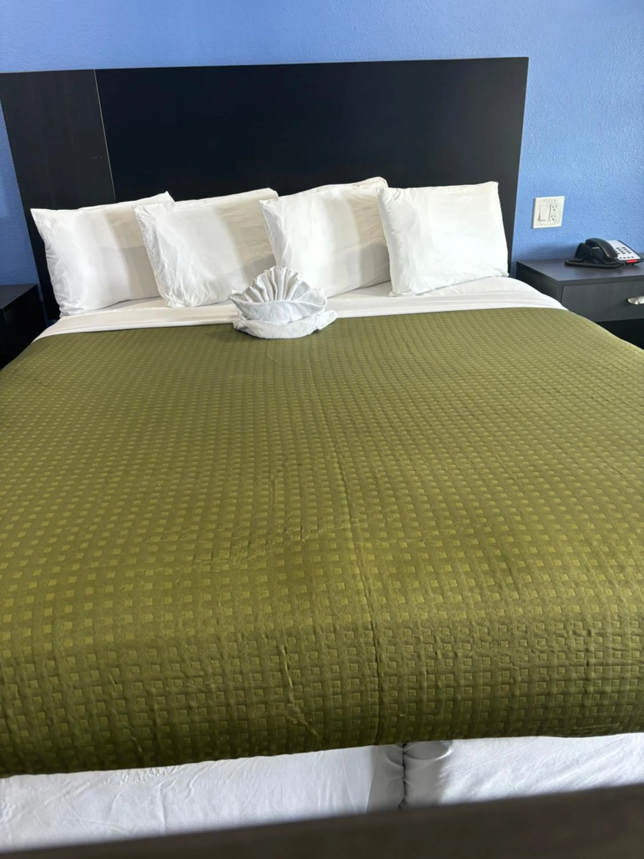 King Room in The Monterey Fireplace Inn