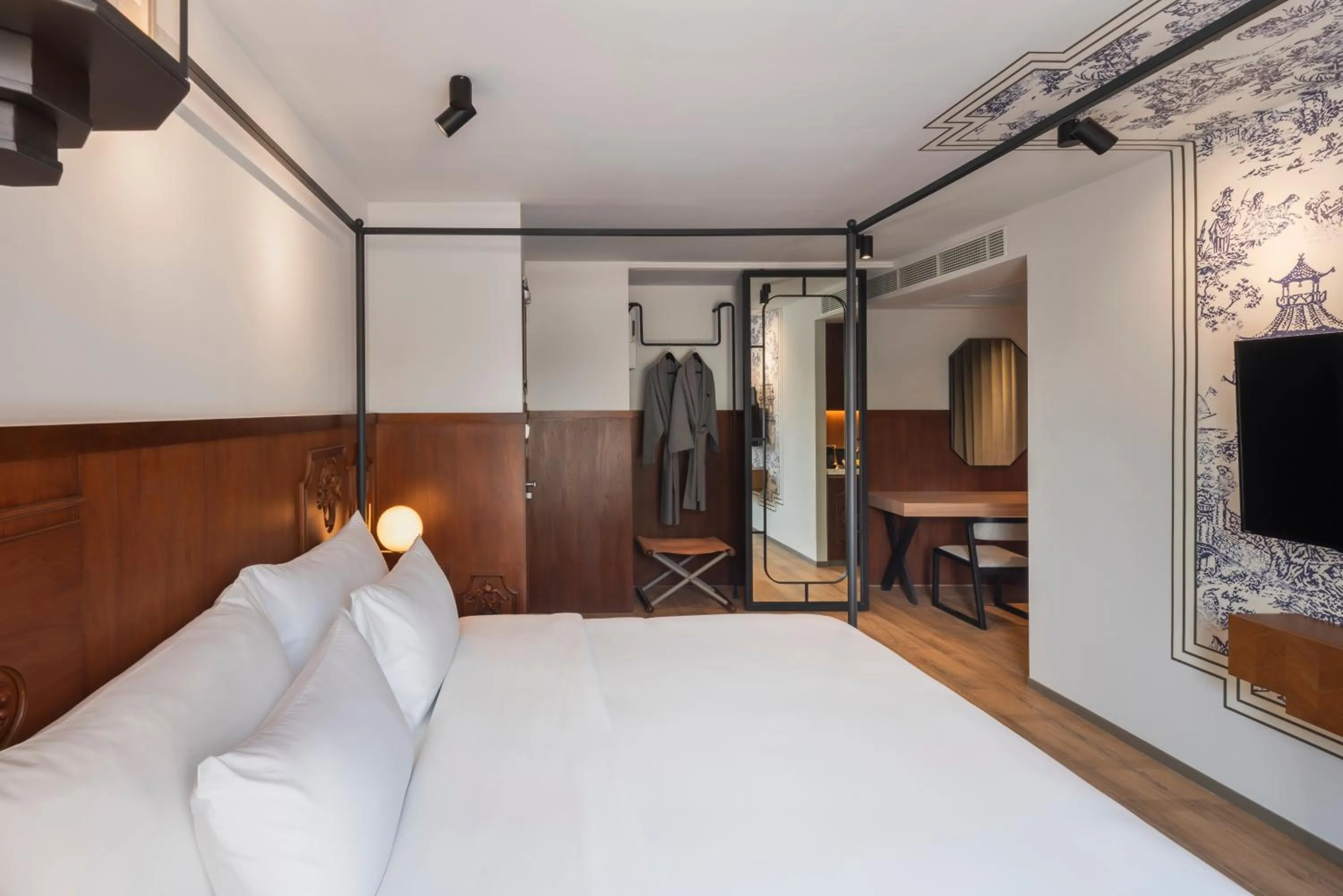 Deluxe King Room in PASSA Hotel Bangkok