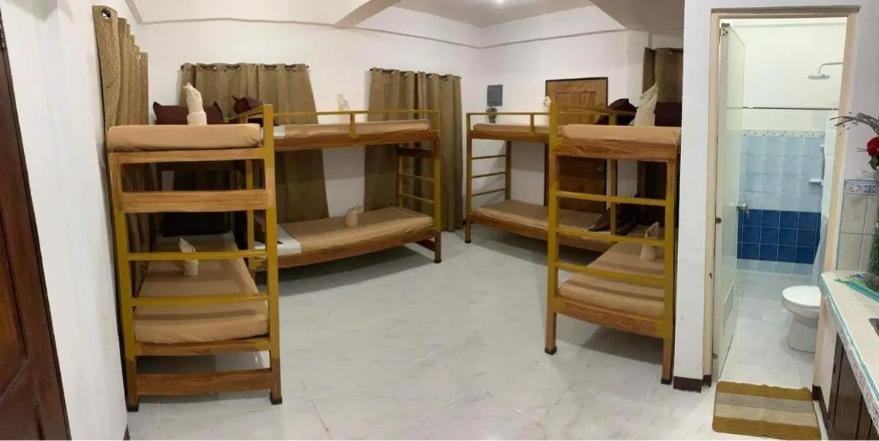 8-Bed Mixed Dormitory Room in Prim Travellers Inn