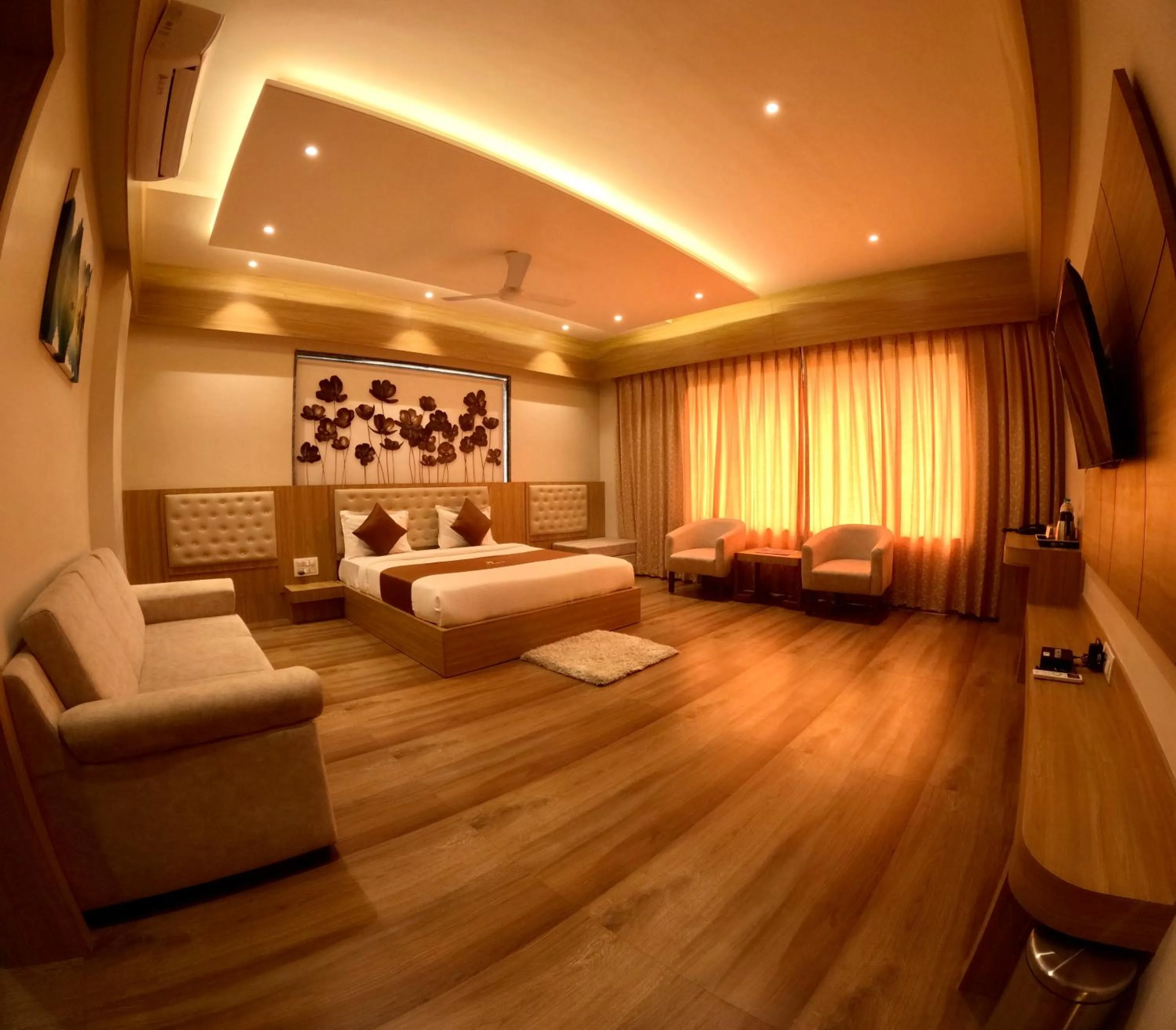 Executive Suite- 984 foot from Temple  in Hotel 9 Coin