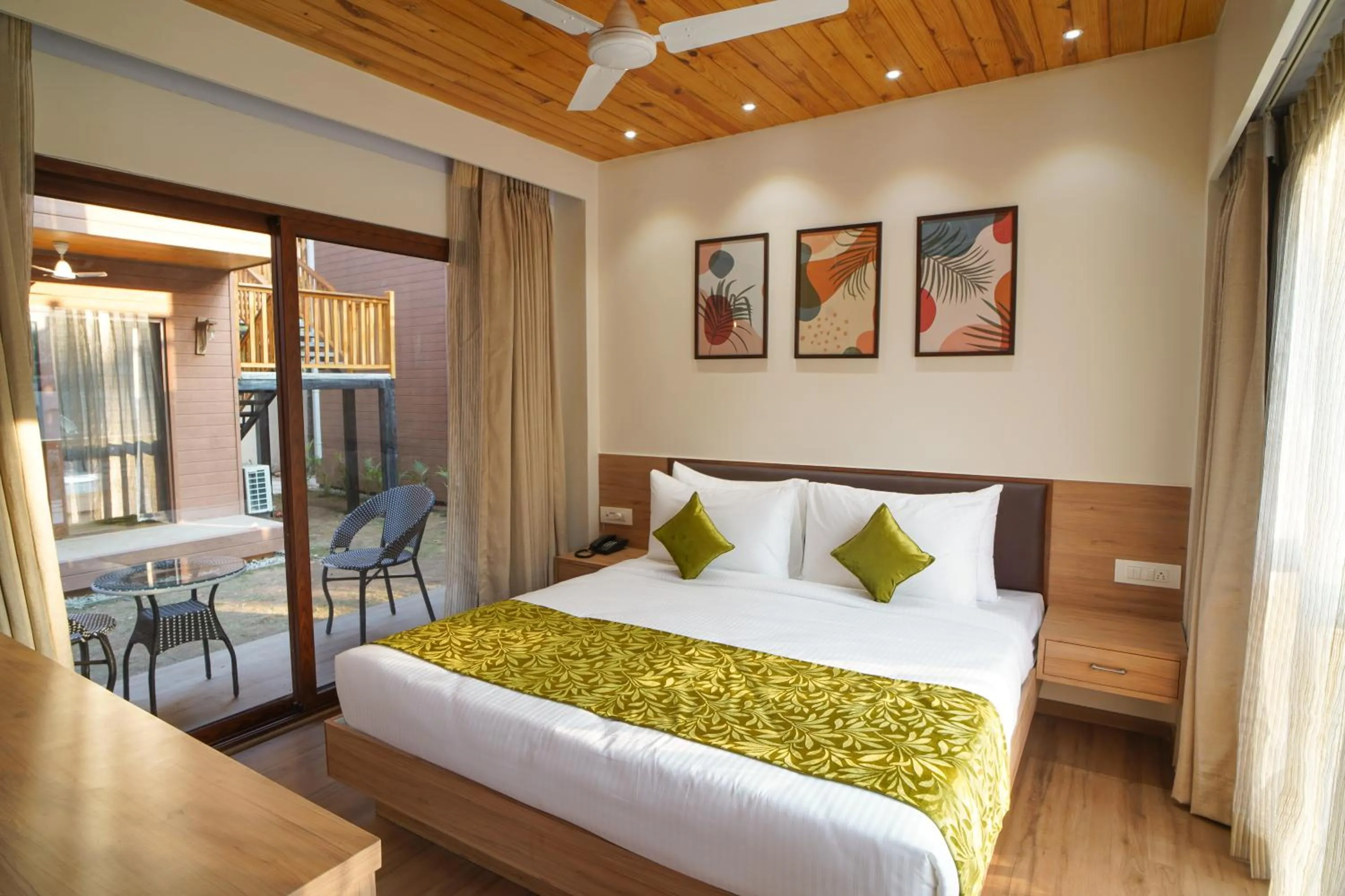 Deluxe Double Room in TreeHouse MARS Beach Cottages