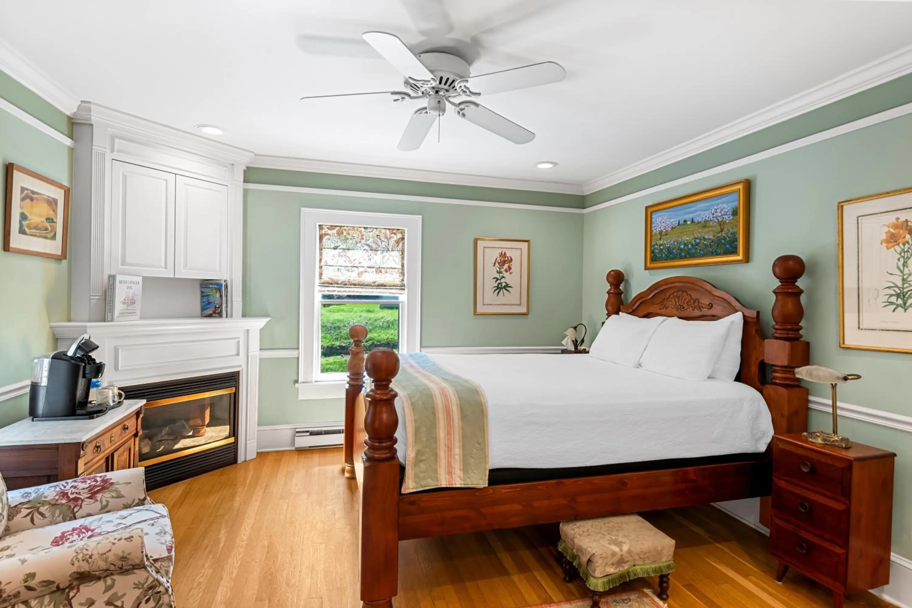 Queen Room in Benn Conger Inn