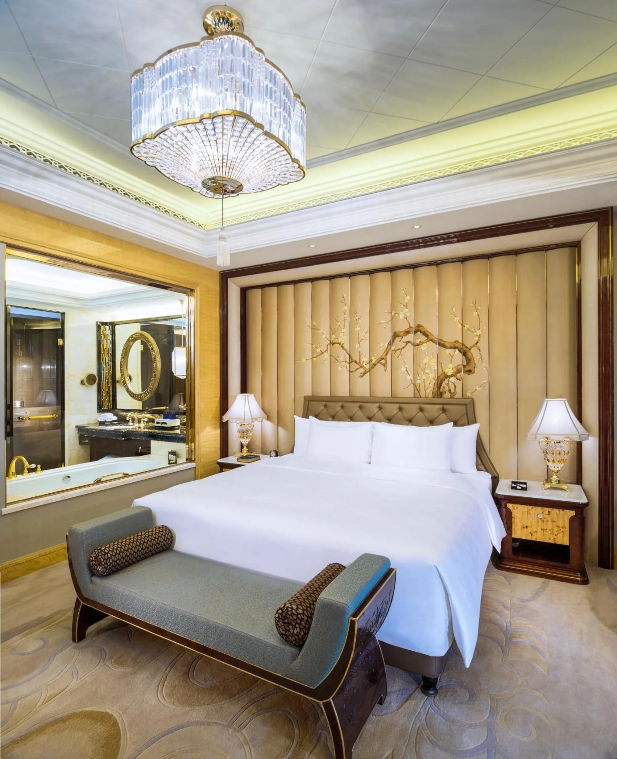 Executive King Room with Lake View in Wanda Reign Wuhan