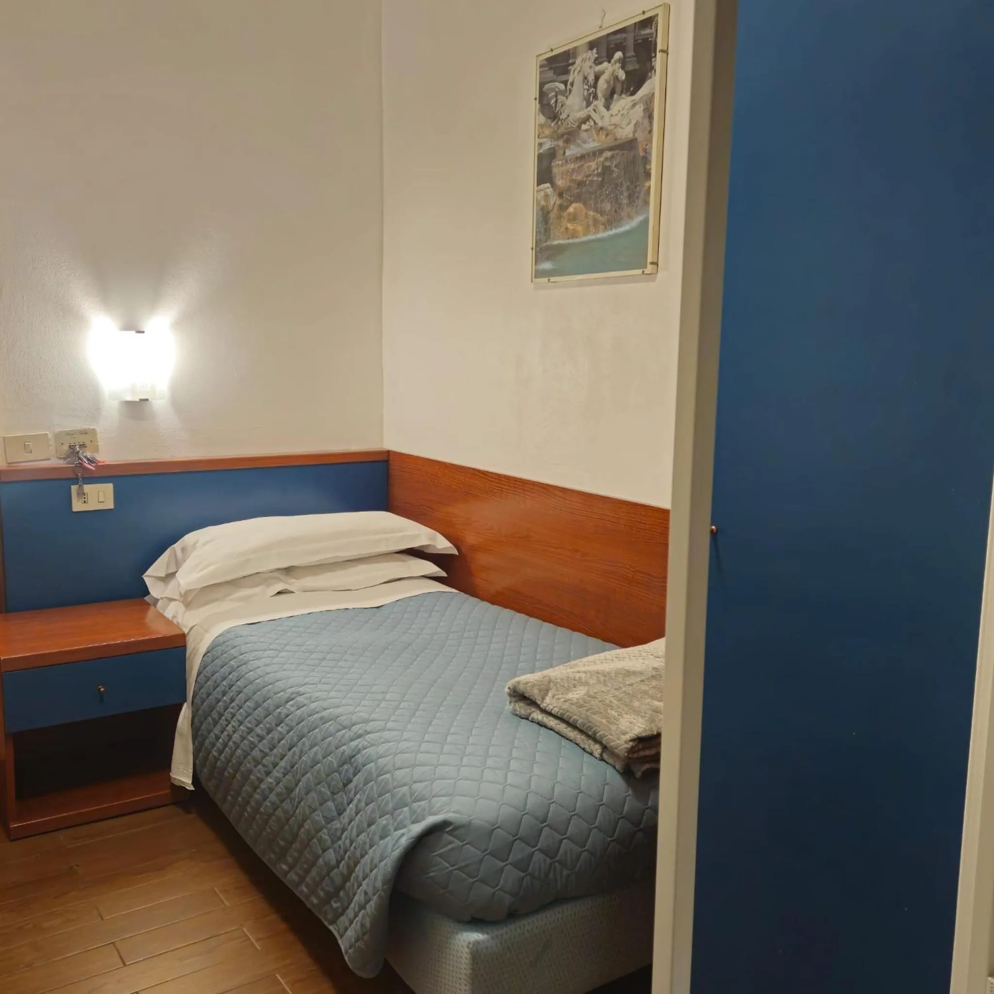 Economy Single Room with Private Bathroom and Shared shower in Hotel Julia