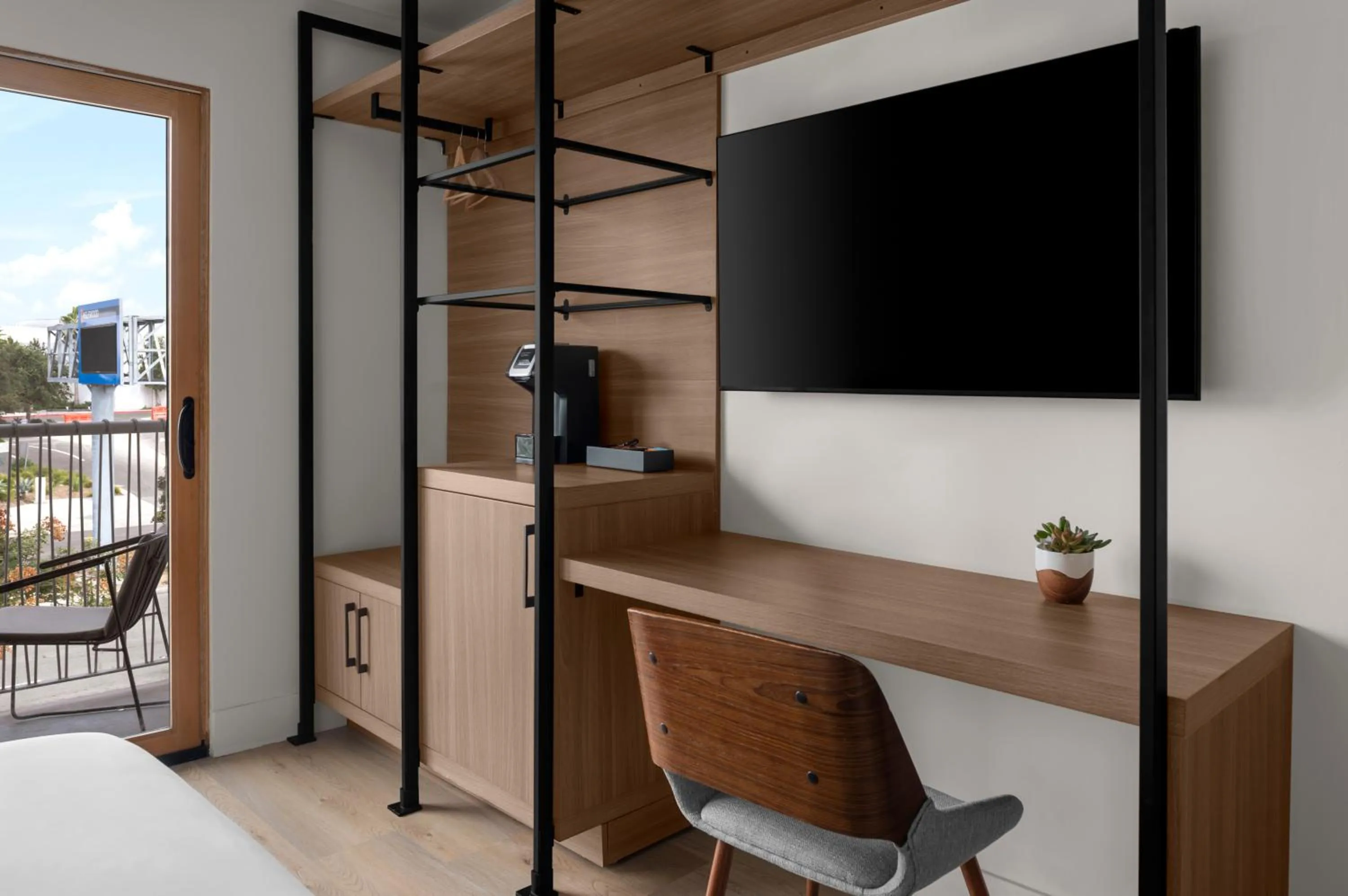 Ground Floor Room with One Full Bed - Patio in The Lum Hotel Los Angeles Stadium District