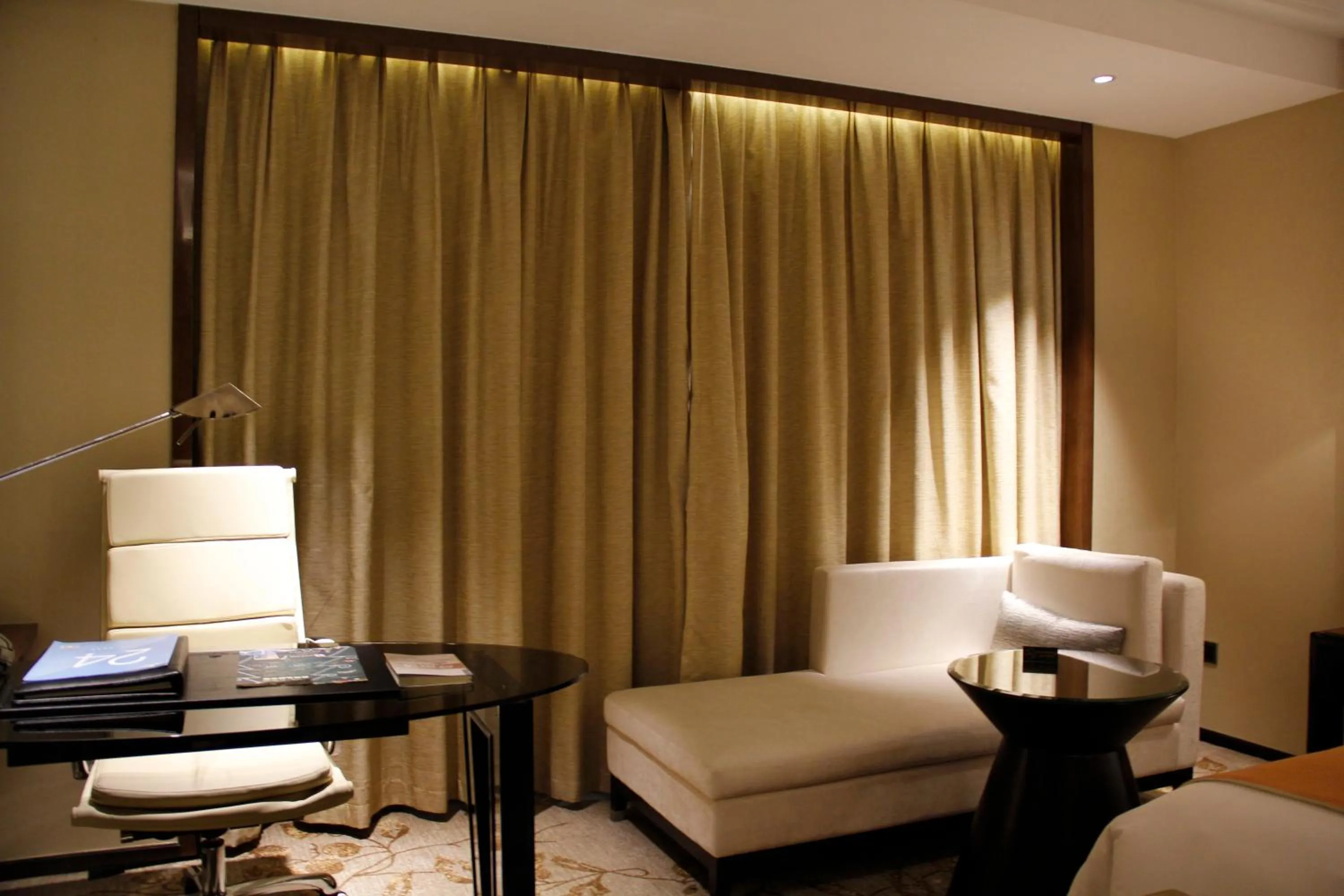 Deluxe Twin Room in Swissôtel Guangzhou