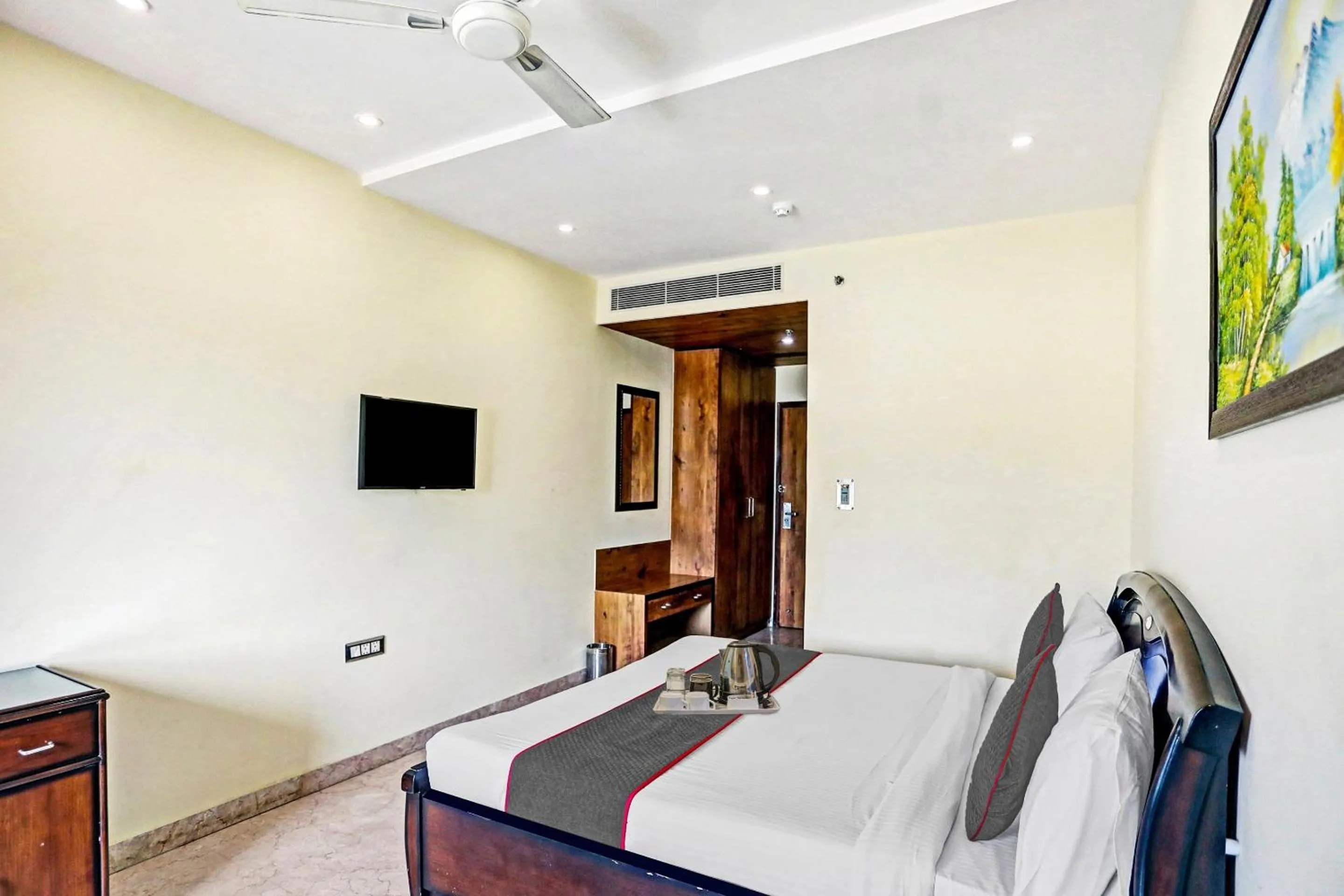 Standard Double Room - single occupancy in Super Townhouse Prakash continental Near Netaji Subhash Place Metro Station