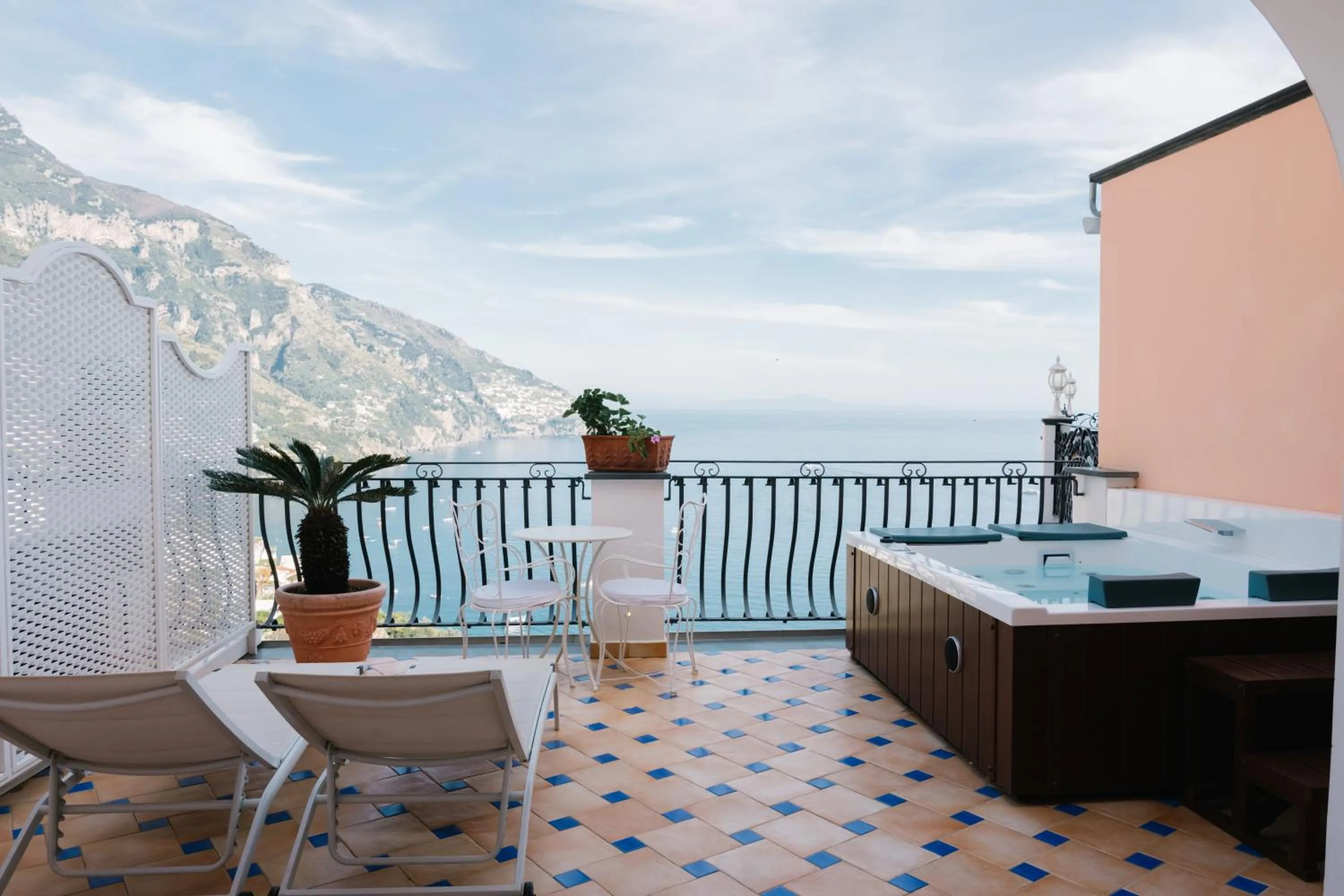 King Suite with Outdoor Spa Bath and Large Terrace Sea View in Hotel Conca d'Oro