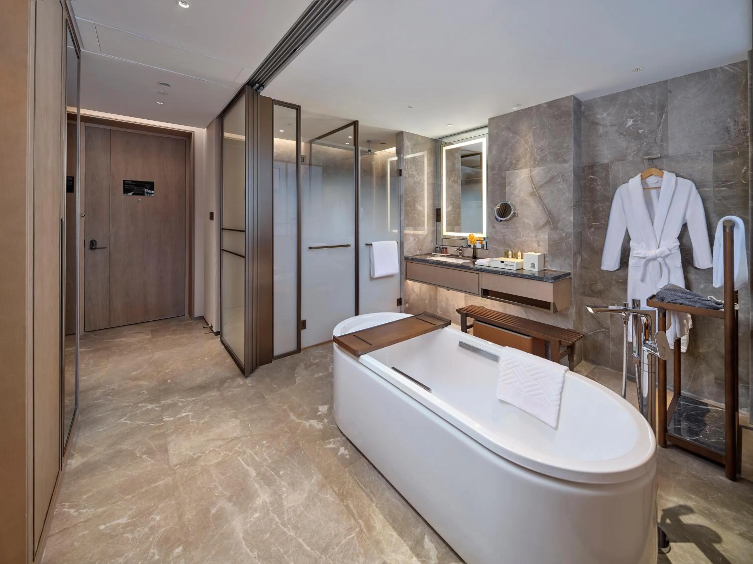 King Guest Room with Balcony in Doubletree By Hilton Yancheng Dayangwan