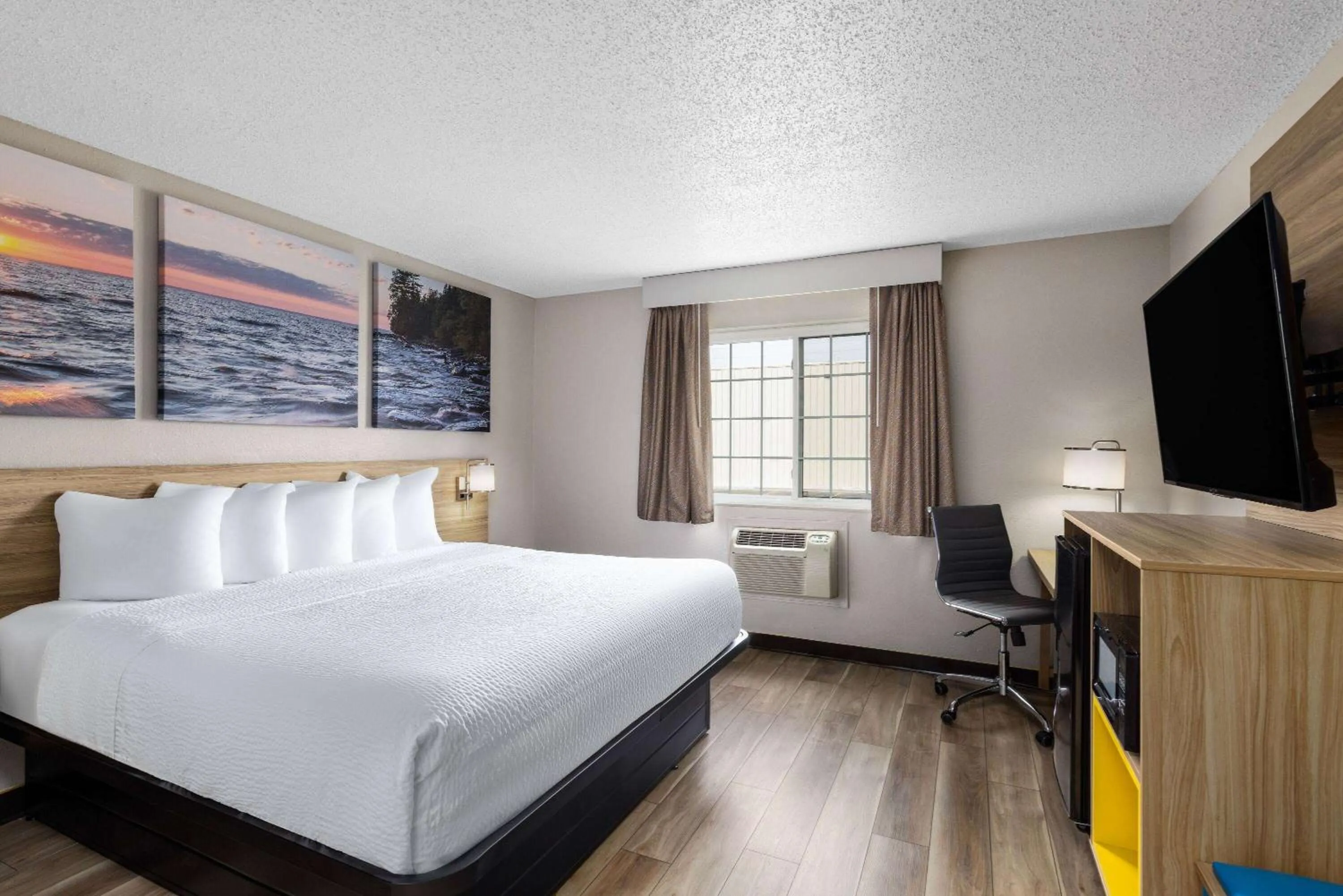 King Room - Mobility Access - First Floor - Non-Smoking in Days Inn by Wyndham Miami