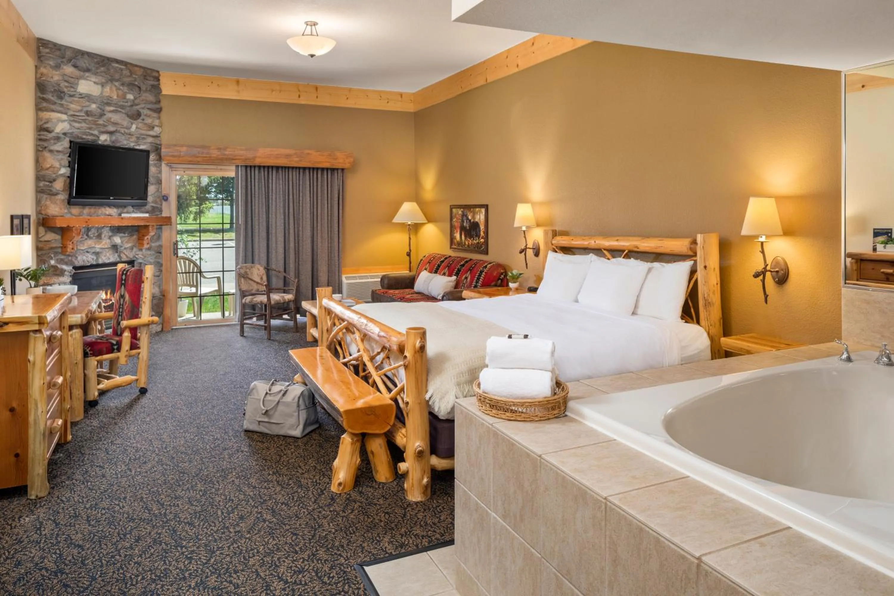 Suite with Hot Tub in bantr Grand Hotel Wausau - Rothschild