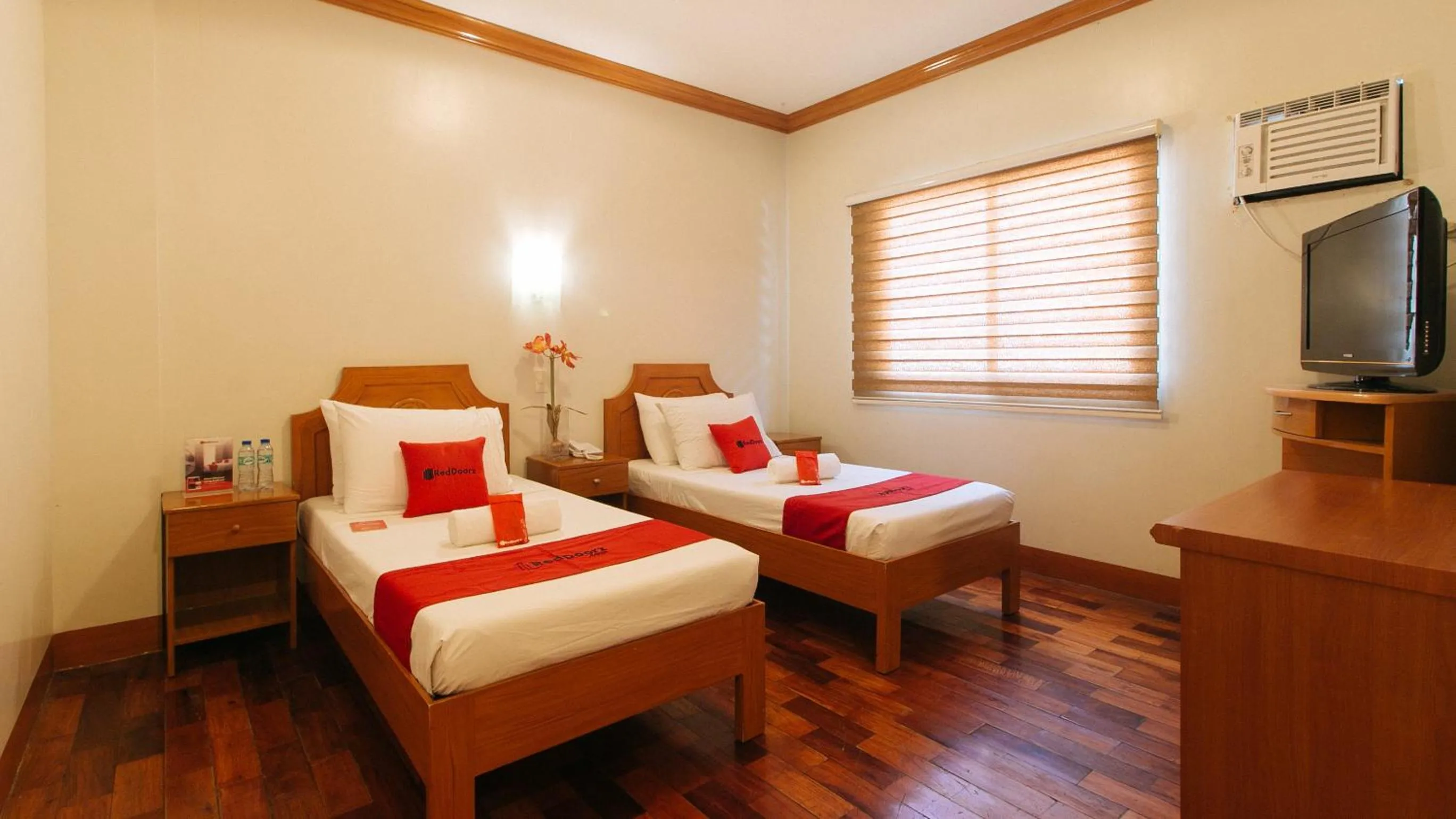 Superior Twin Room in RedDoorz Premium @ Nick Hotel Gerona Tarlac