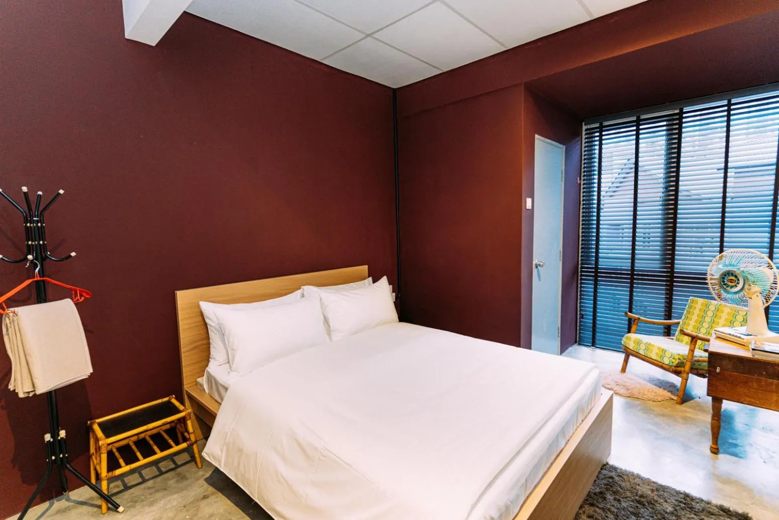 Double Room with Shared Bathroom in Walk-Up To SIAR - Children Not Allowed