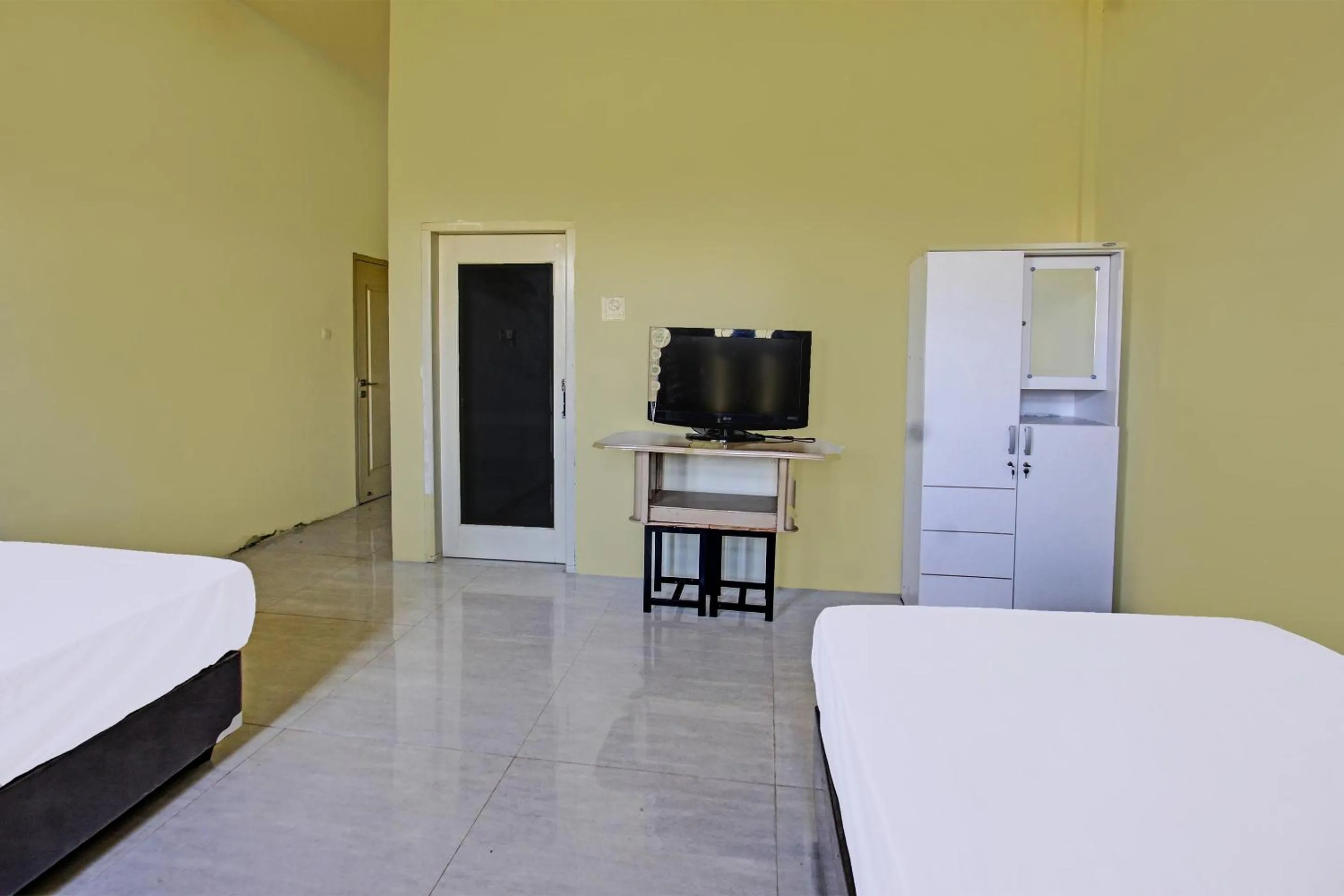 Deluxe Twin Room in Hotel O Ayu Bypass MansionNearBundaran Gerung
