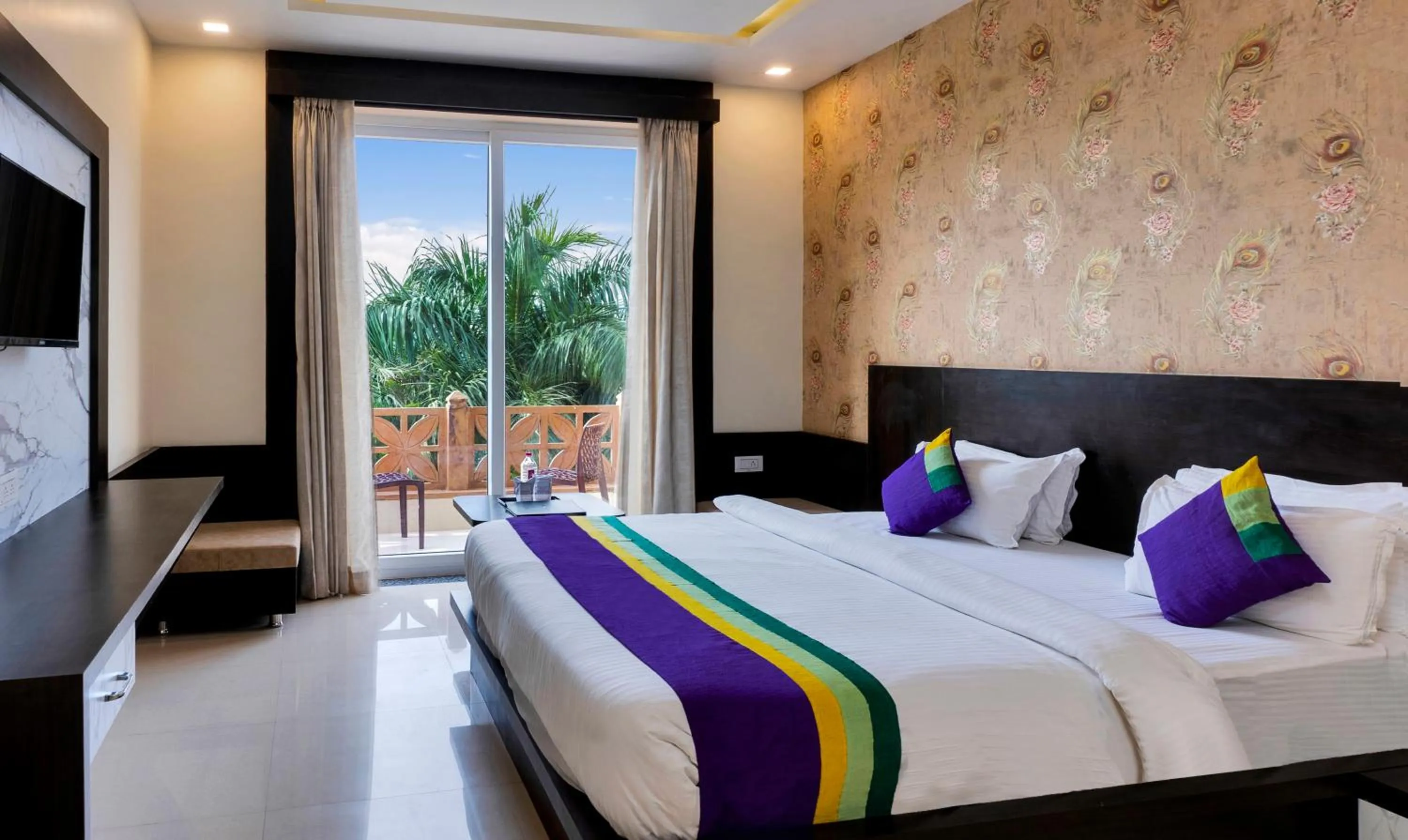 Deluxe Double Room in Treebo Premium Royal Amar With Mountain View and Swimming Pool