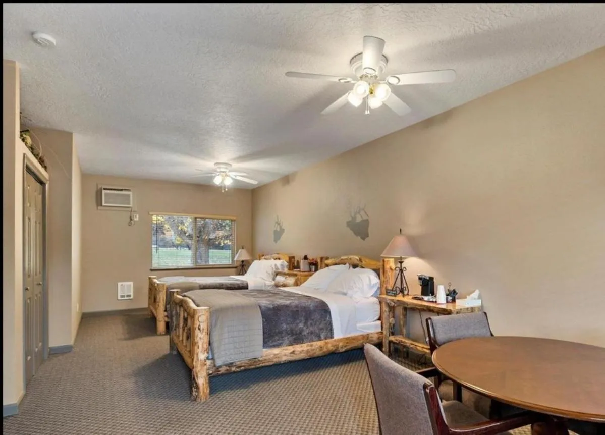 Quadruple Room in Southfork Lodge - Riverside Inn