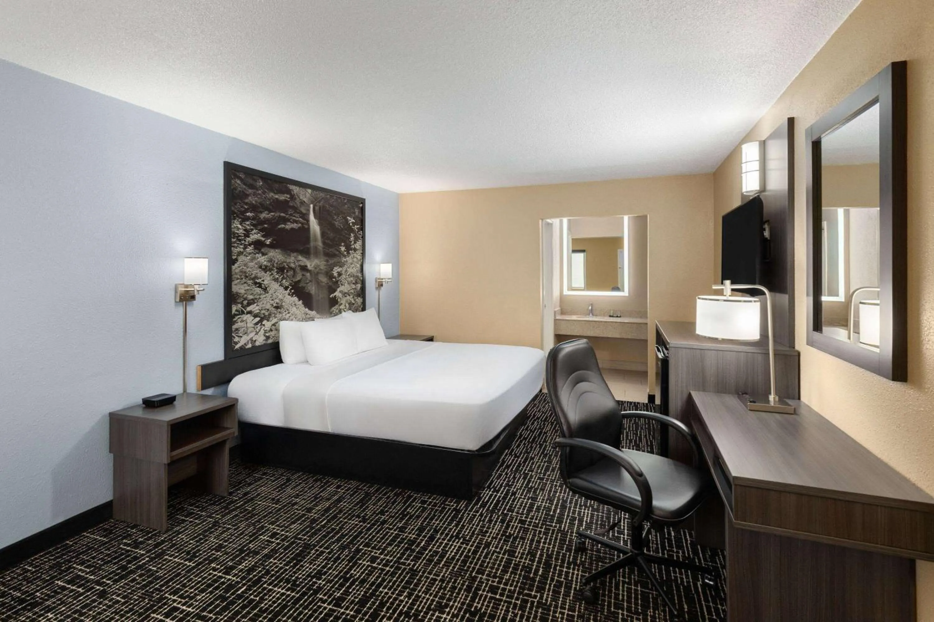 King Room - Non-Smoking in Super 8 by Wyndham Paducah I-24 Exit 4