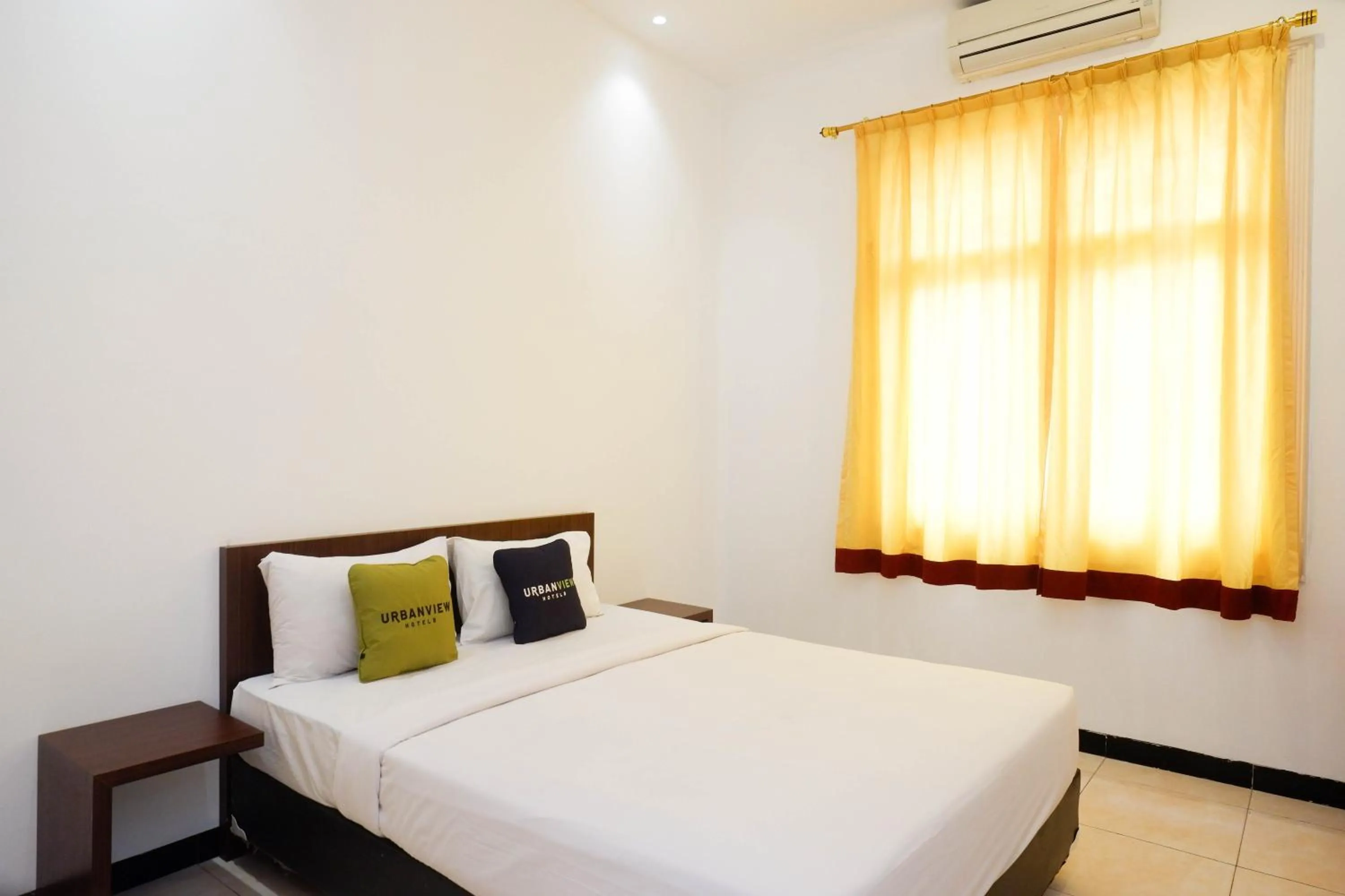 Superior Double Room in RedDoorz at Hotel Artama Pandanaran Semarang