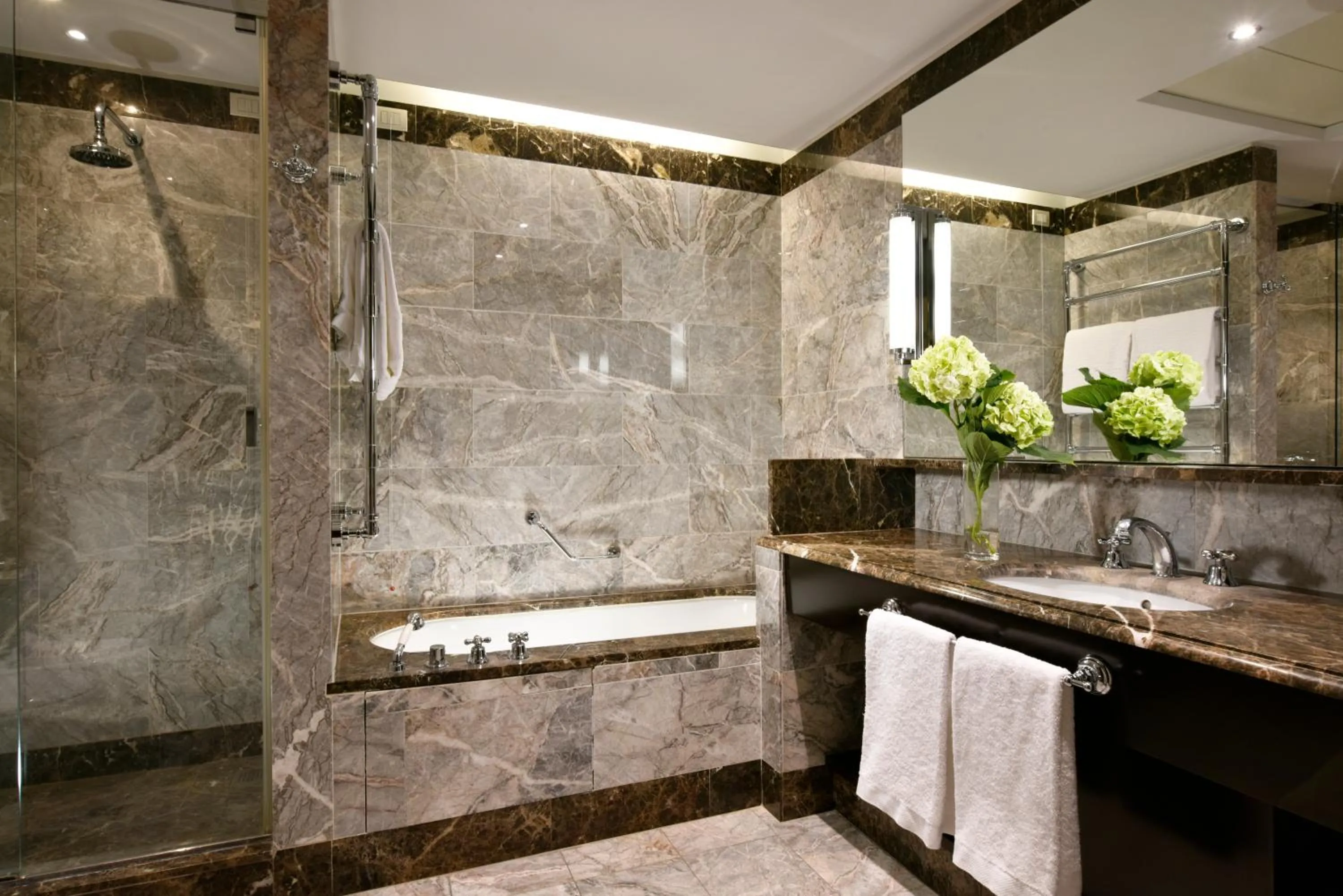 Deluxe Double Room with City View for Single Use in Principi di Piemonte | UNA Esperienze