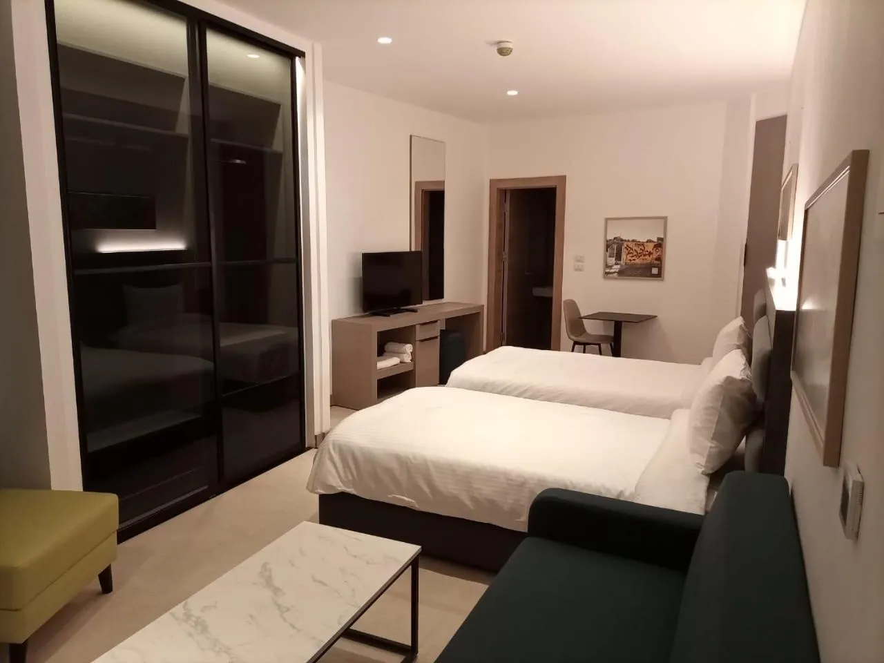 Deluxe Twin Room in Liv Weibdeh Hotel Suites