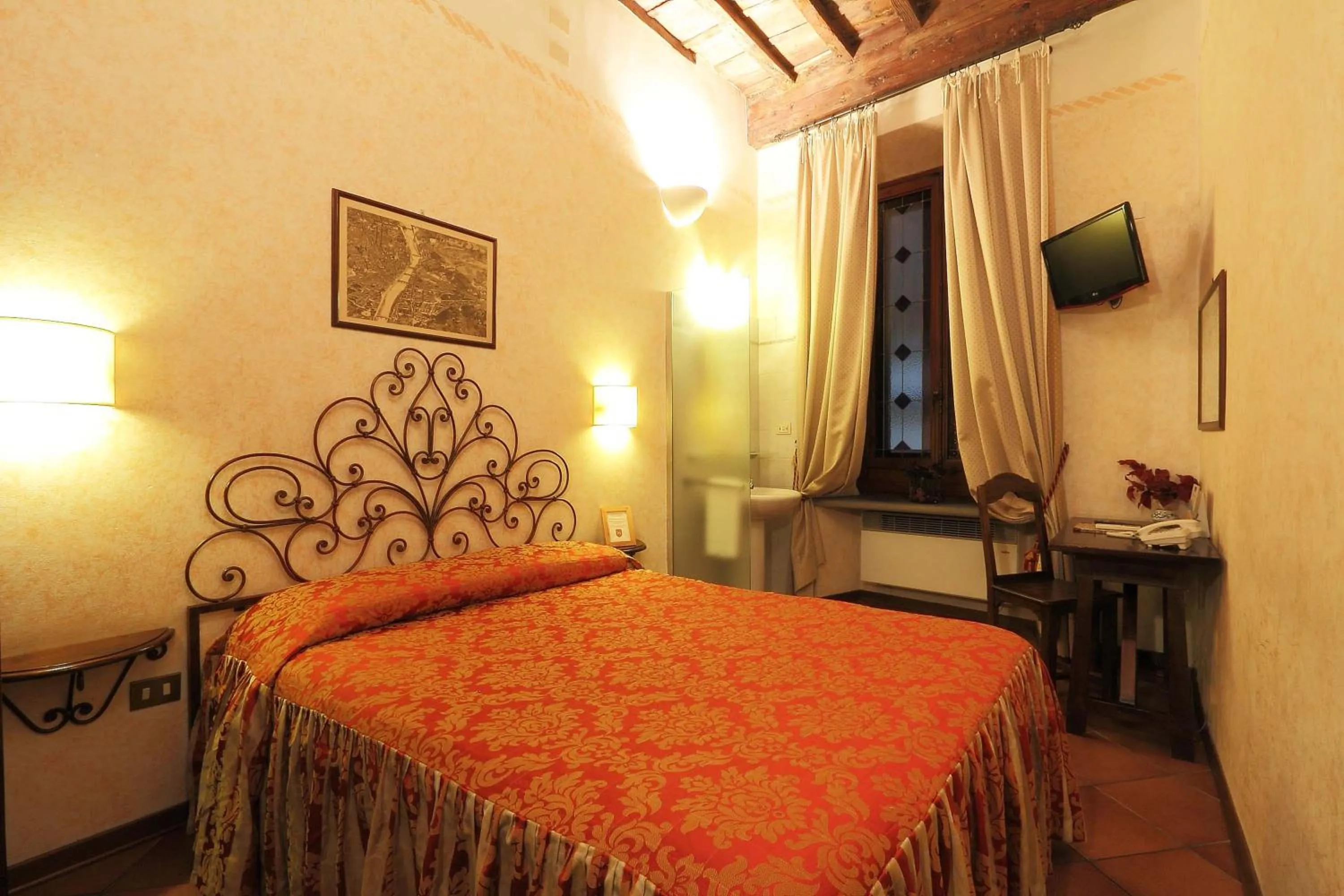 Small Double Room with Private External Bathroom in Hotel Mario's