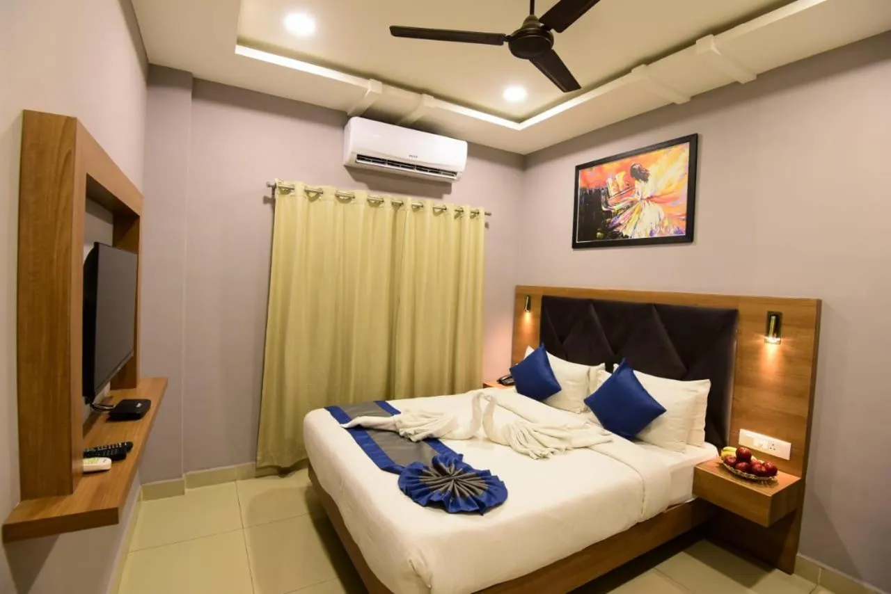 Photo of the whole room, Bed in Click Hotel Guwahati