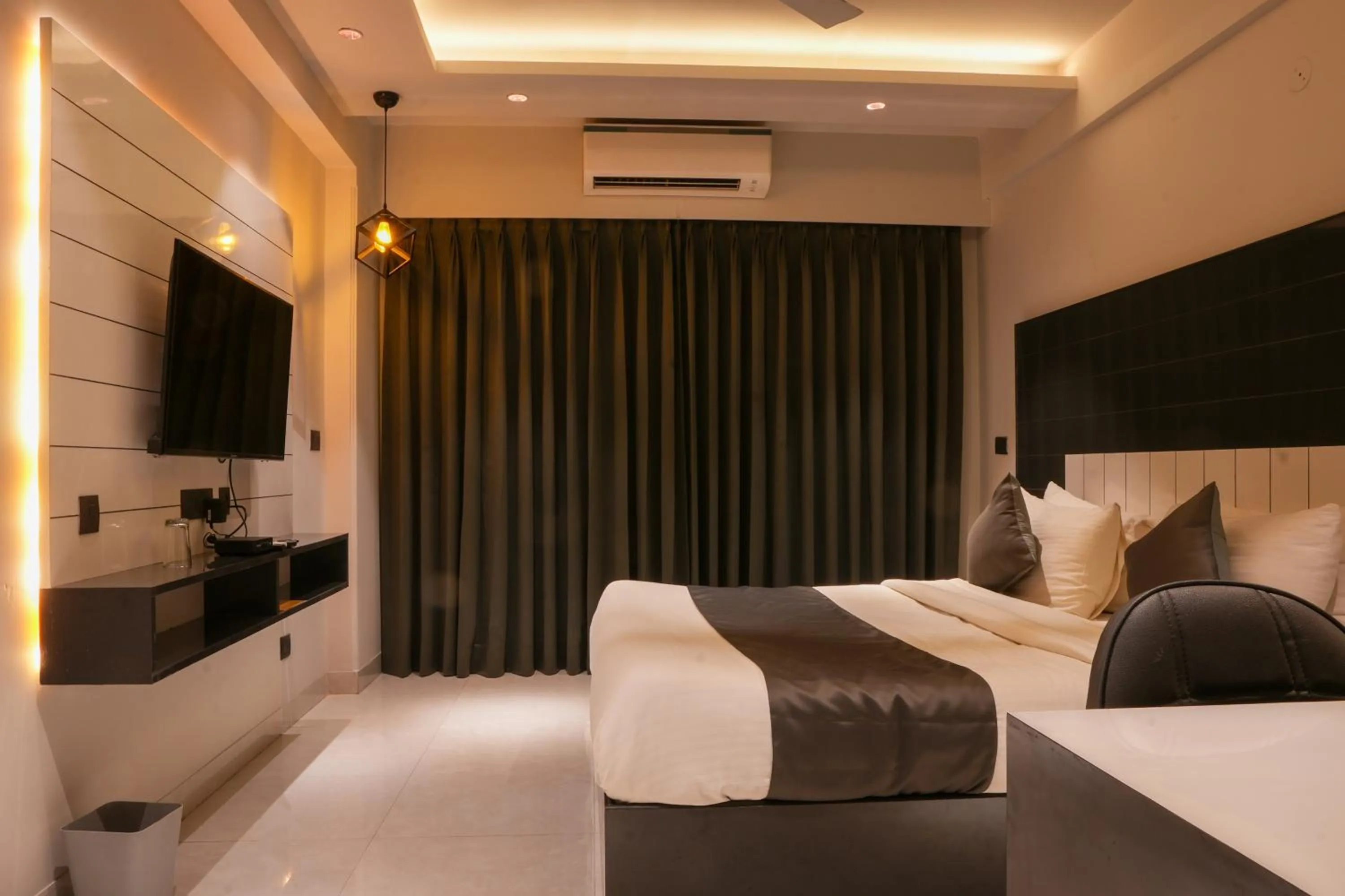 King Room with Balcony in METRO STUDIOS