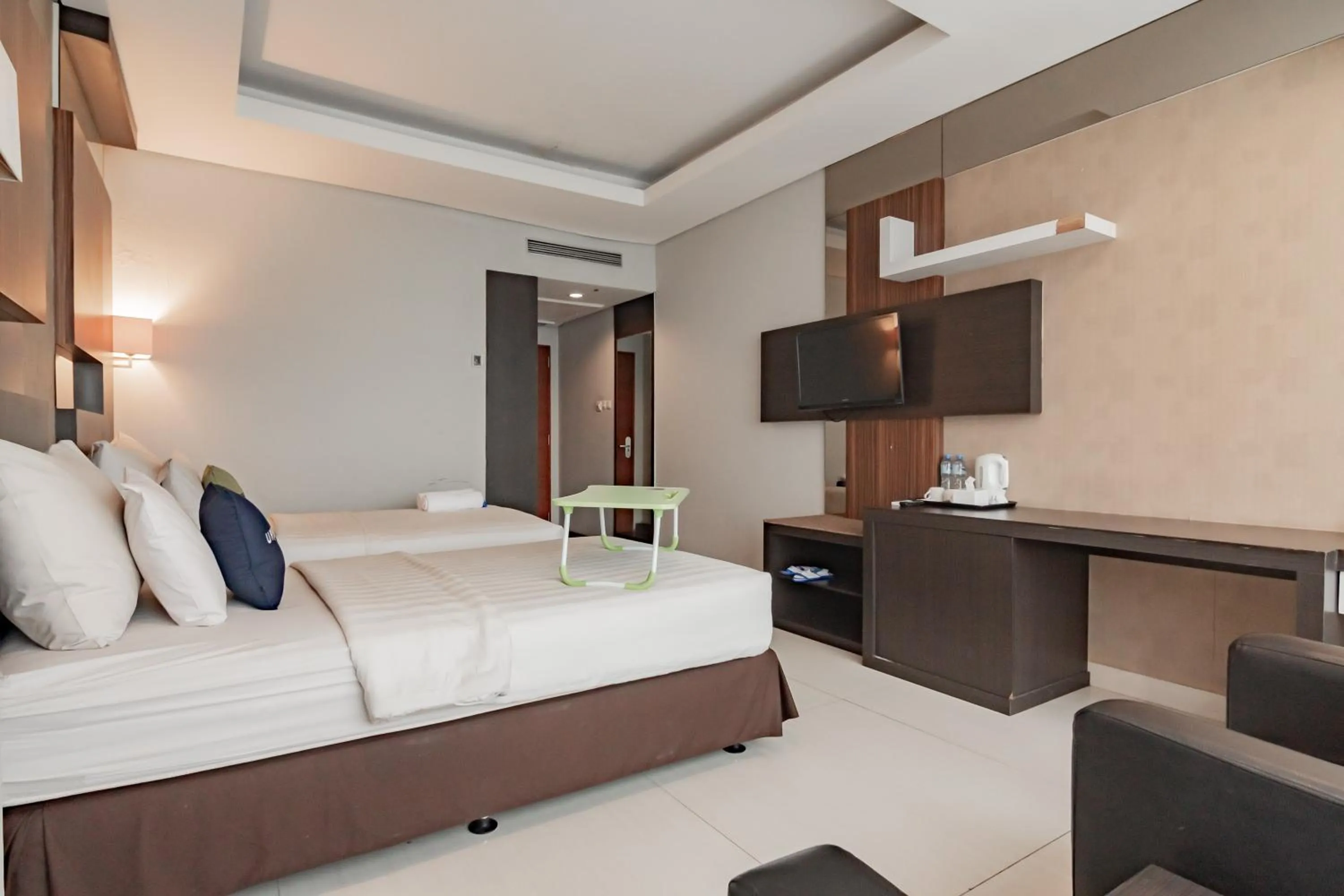 Deluxe Twin Room in Urbanview Hotel Newton Riau Bandung by RedDoorz