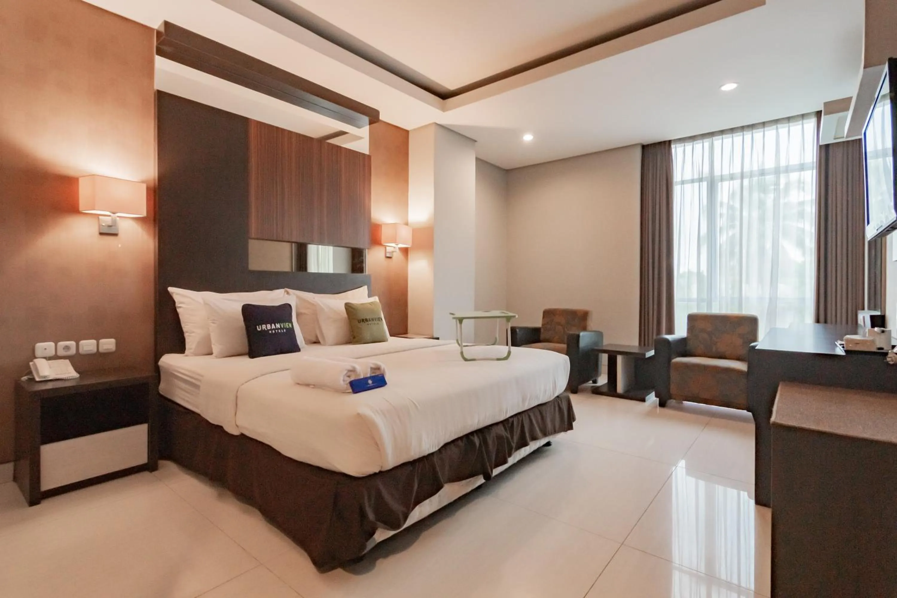 Deluxe Room in Urbanview Hotel Newton Riau Bandung by RedDoorz