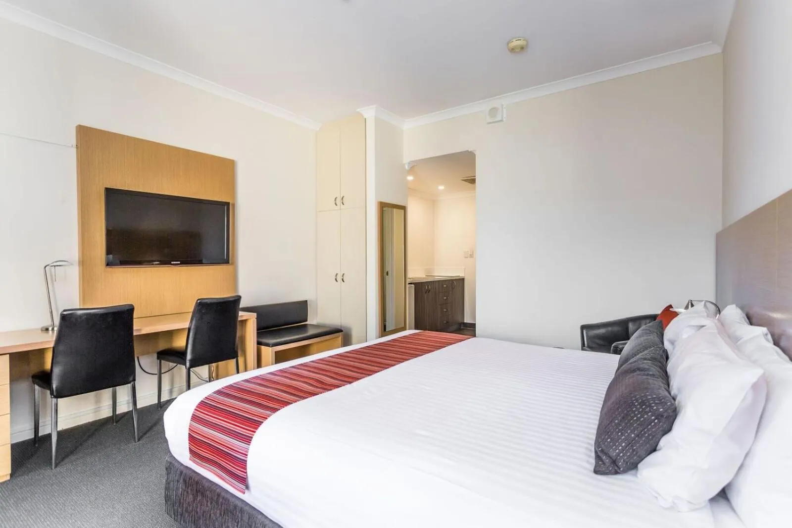 Deluxe King Room in Country Comfort Perth
