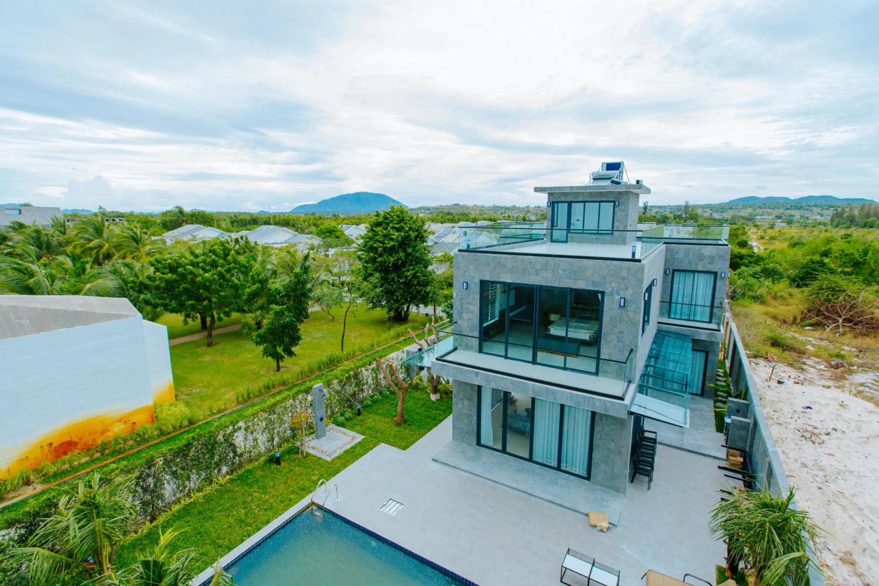 Three-Bedroom Villa in Perolas Villas Resort - Ke Ga Bay