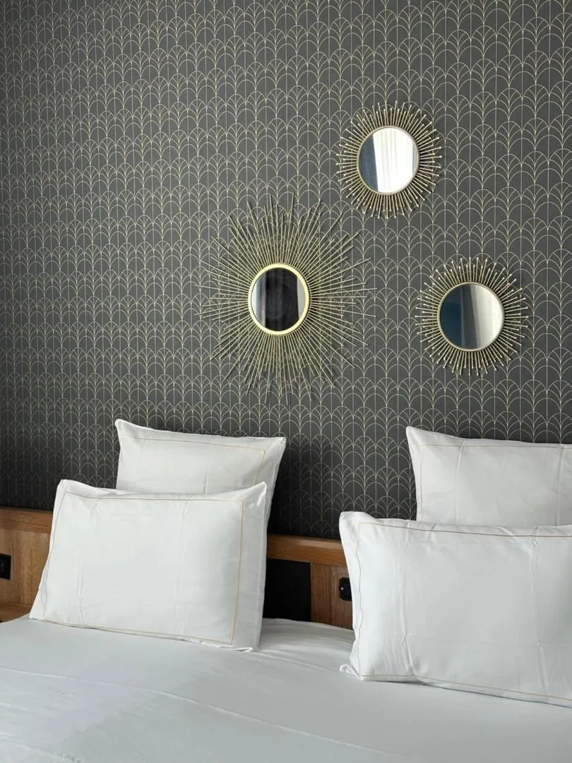 Queen Room with Street View - Non-Smoking in Best Western Plus Le Picardy