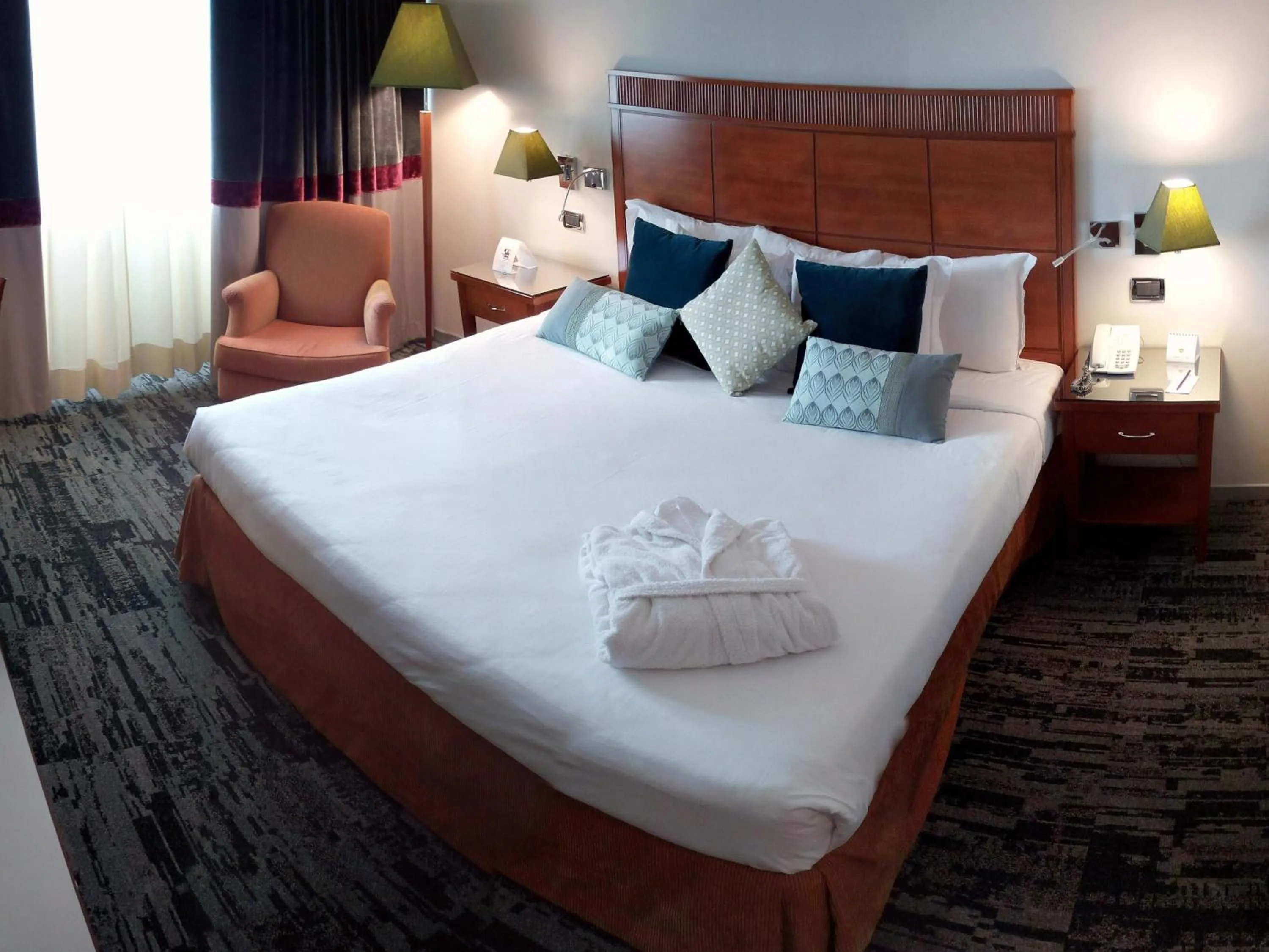 Superior Double Room in Mercure Leonardo da Vinci Rome Airport