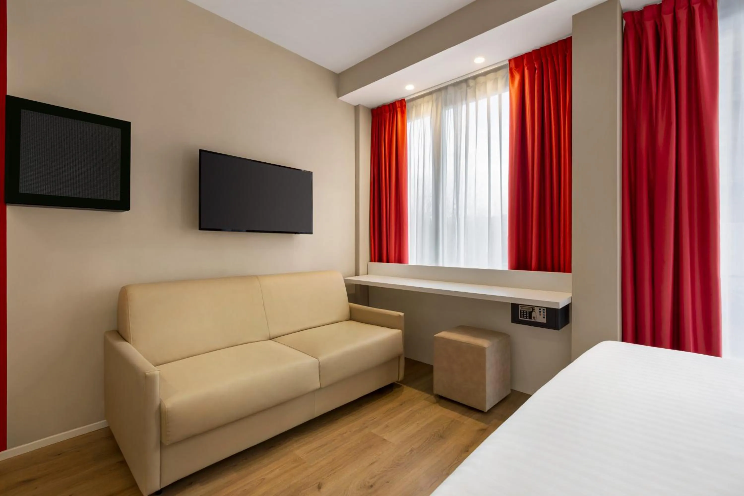 1 Queen Bed and 1 Sofa Bed room, Standard, Non-Smoking in Wyndham Garden Florence