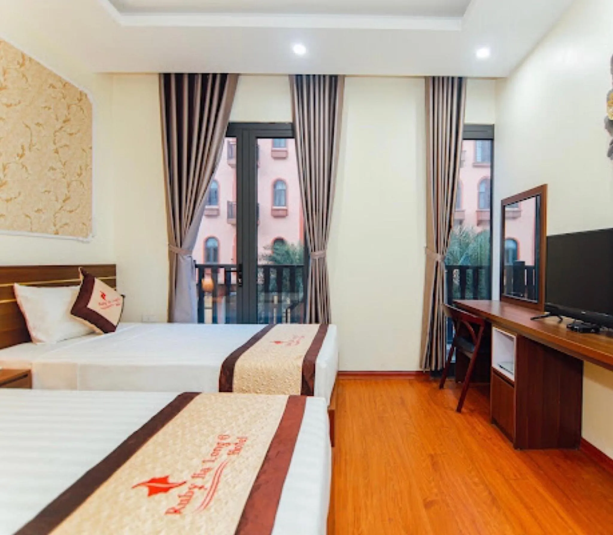 Twin Room with Balcony in Ruby Halong 6 Hotel