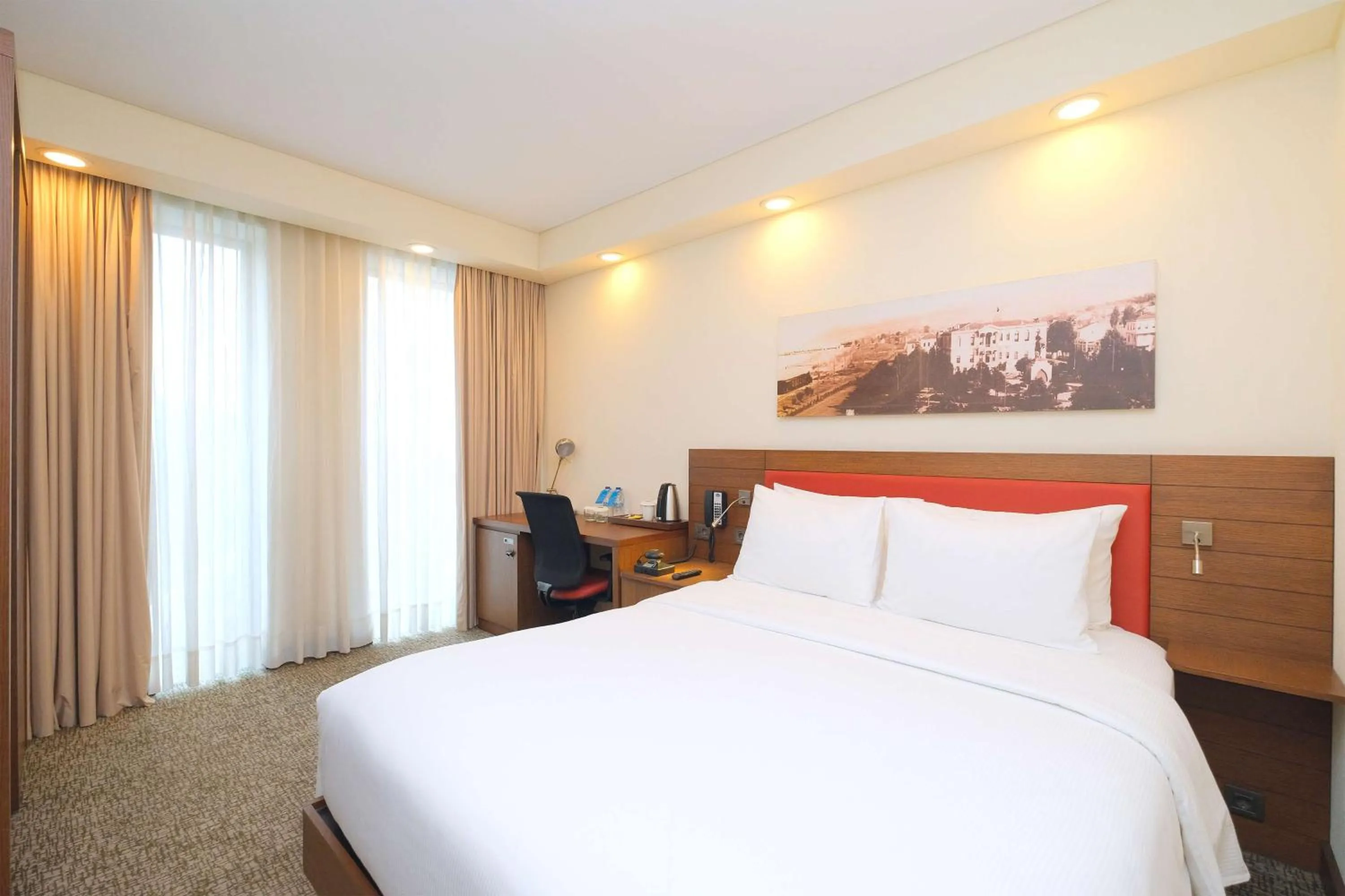 Queen Room with Fridge - Smoking in Hampton by Hilton Samsun
